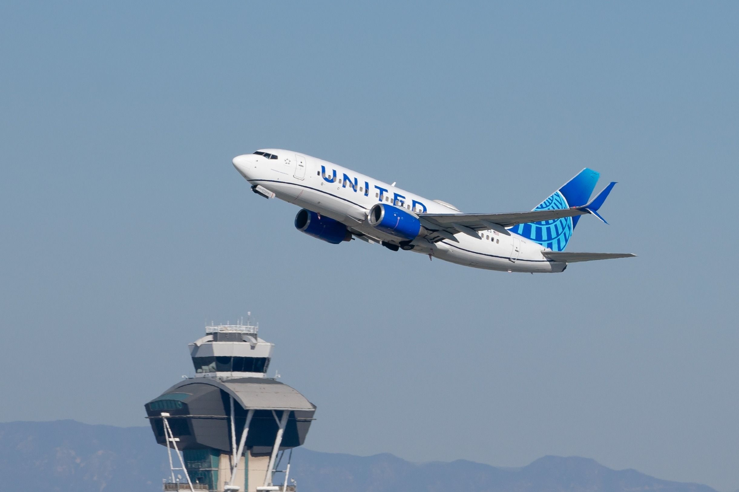 United Airlines Boeing 737-724 departing from Los Angeles International Airport.