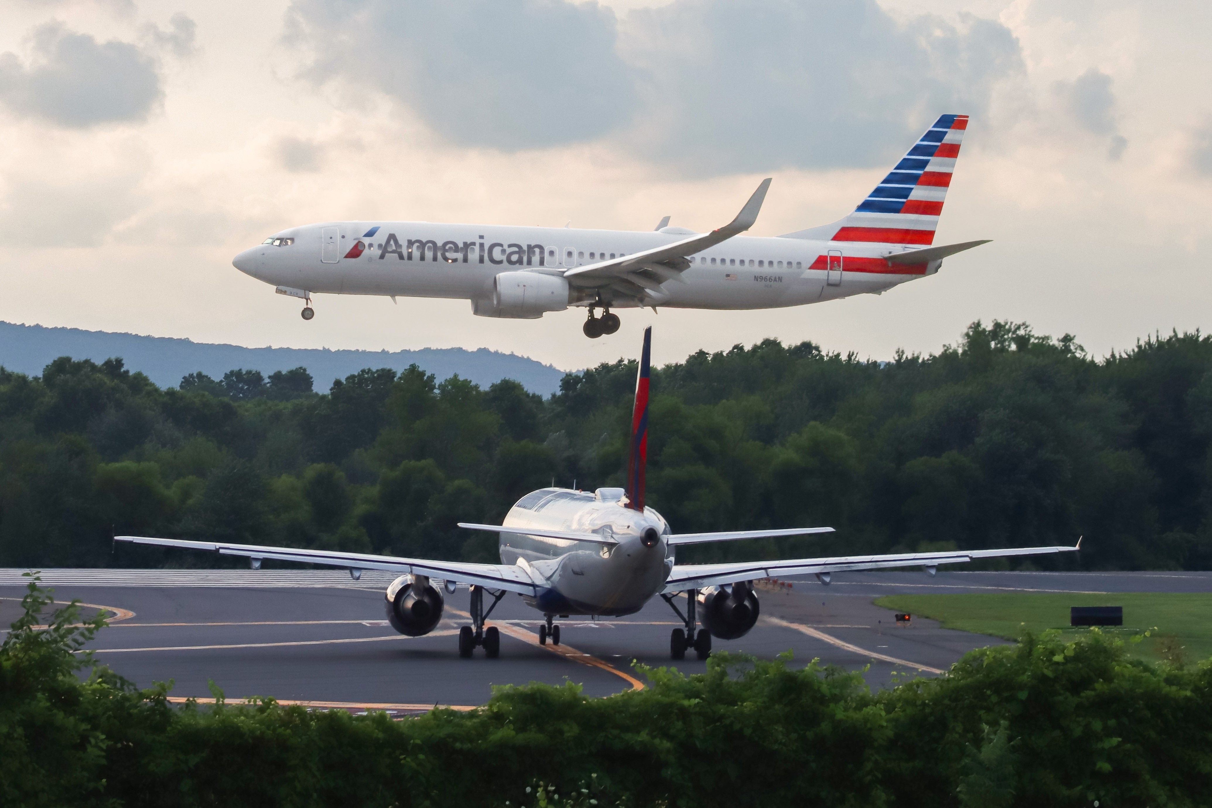 American Airlines Boeing 737 Landing Over Delta Air Lines Airbus A320