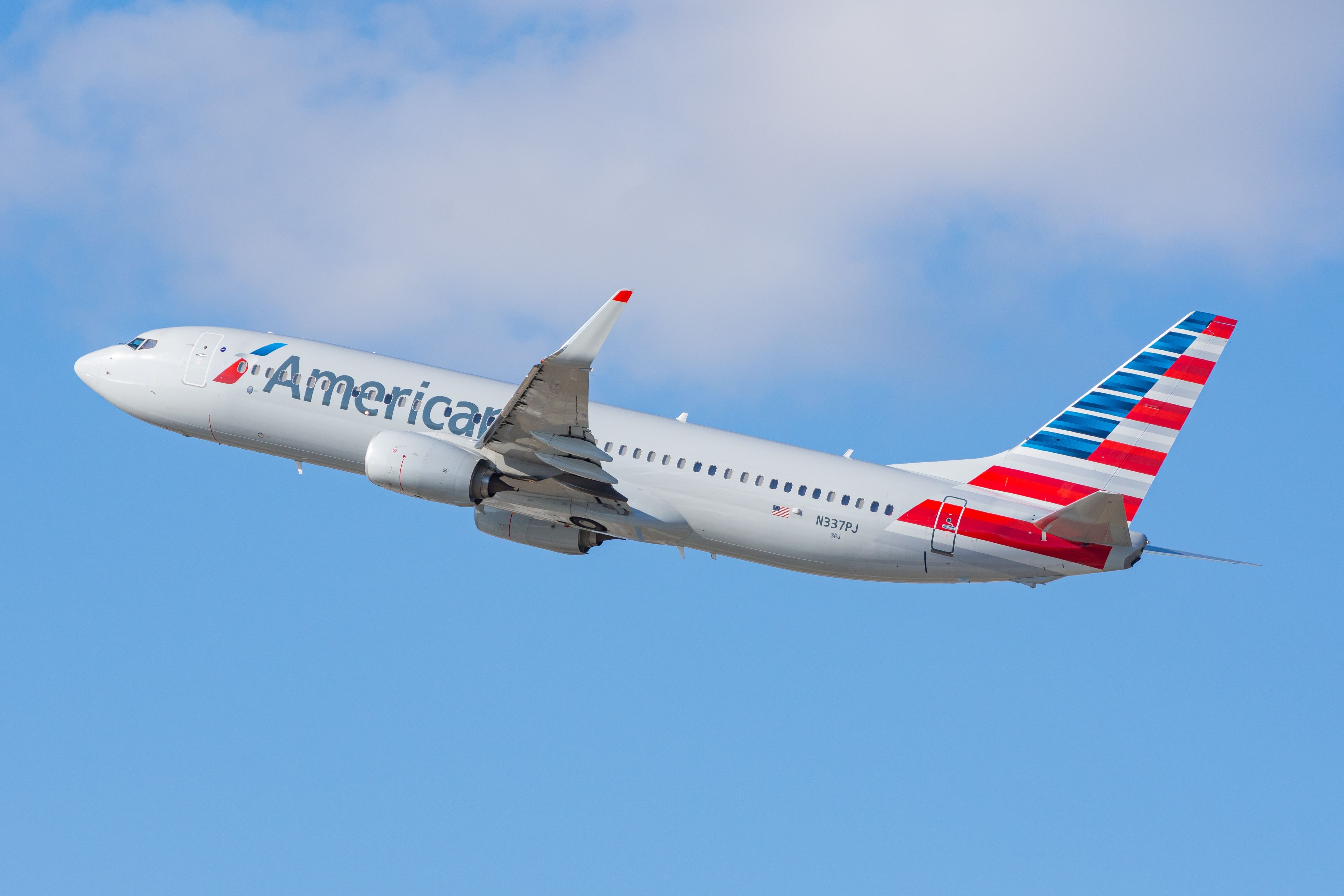 American Airlines Boeing 737-800 (N337PJ) blasting out of Los Angeles International Airport.