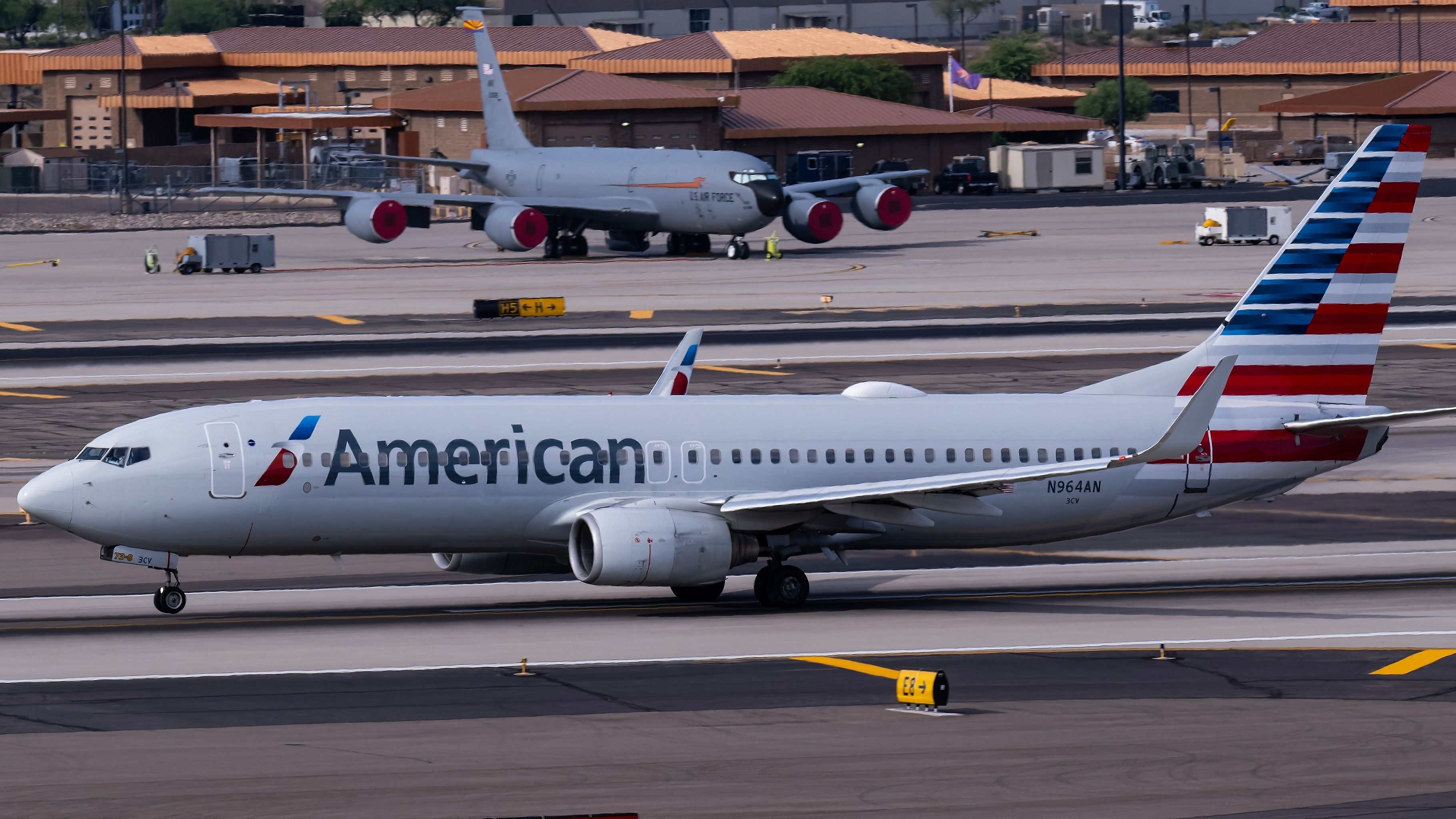 American Airlines Boeing 737-800 (N964AN) blasting down runway 7L at Phoenix Sky Harbor International Airport.