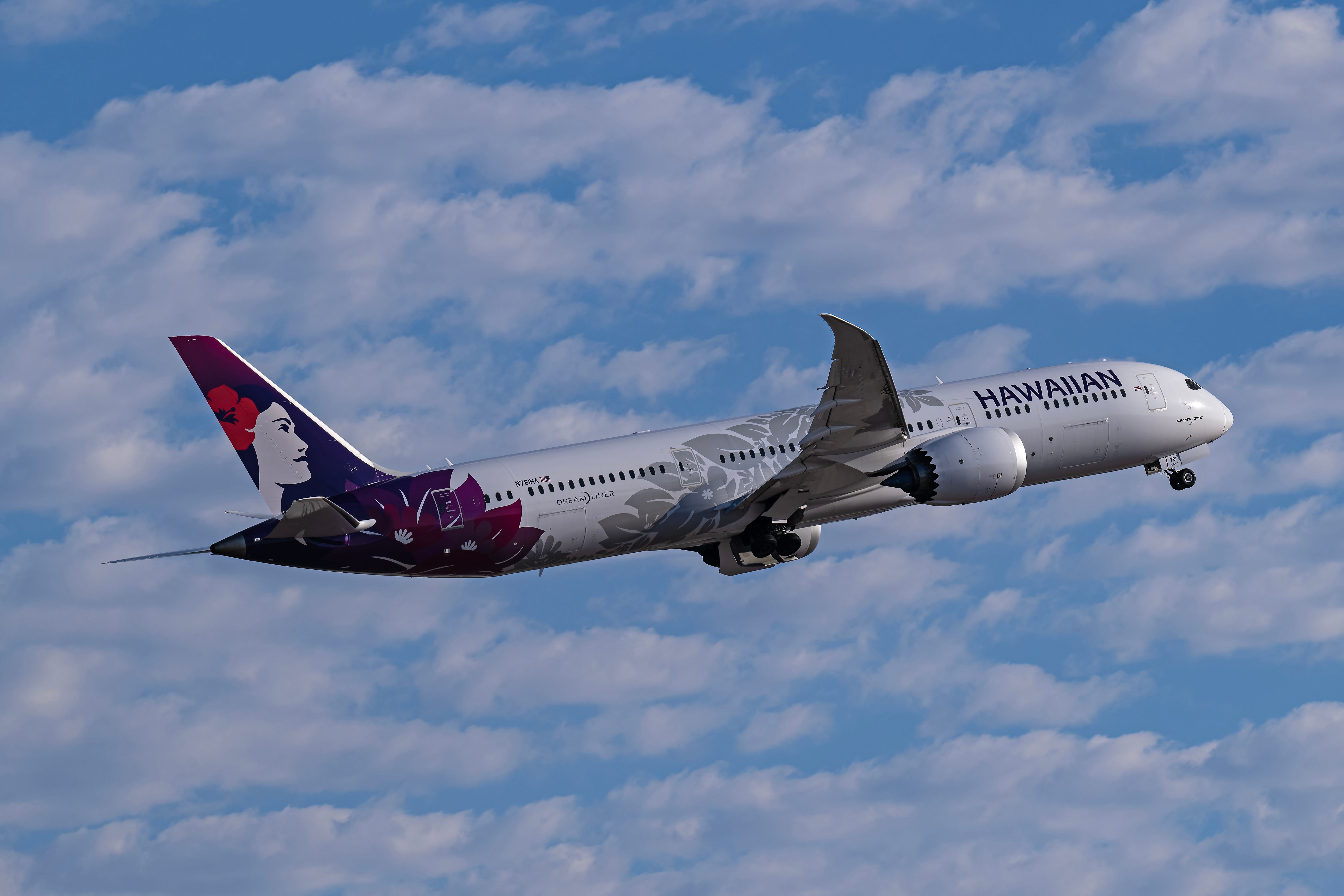 Hawaiian Airlines Boeing 787-9 Dreamliner taking off from Phoenix Sky Harbor International Airport.