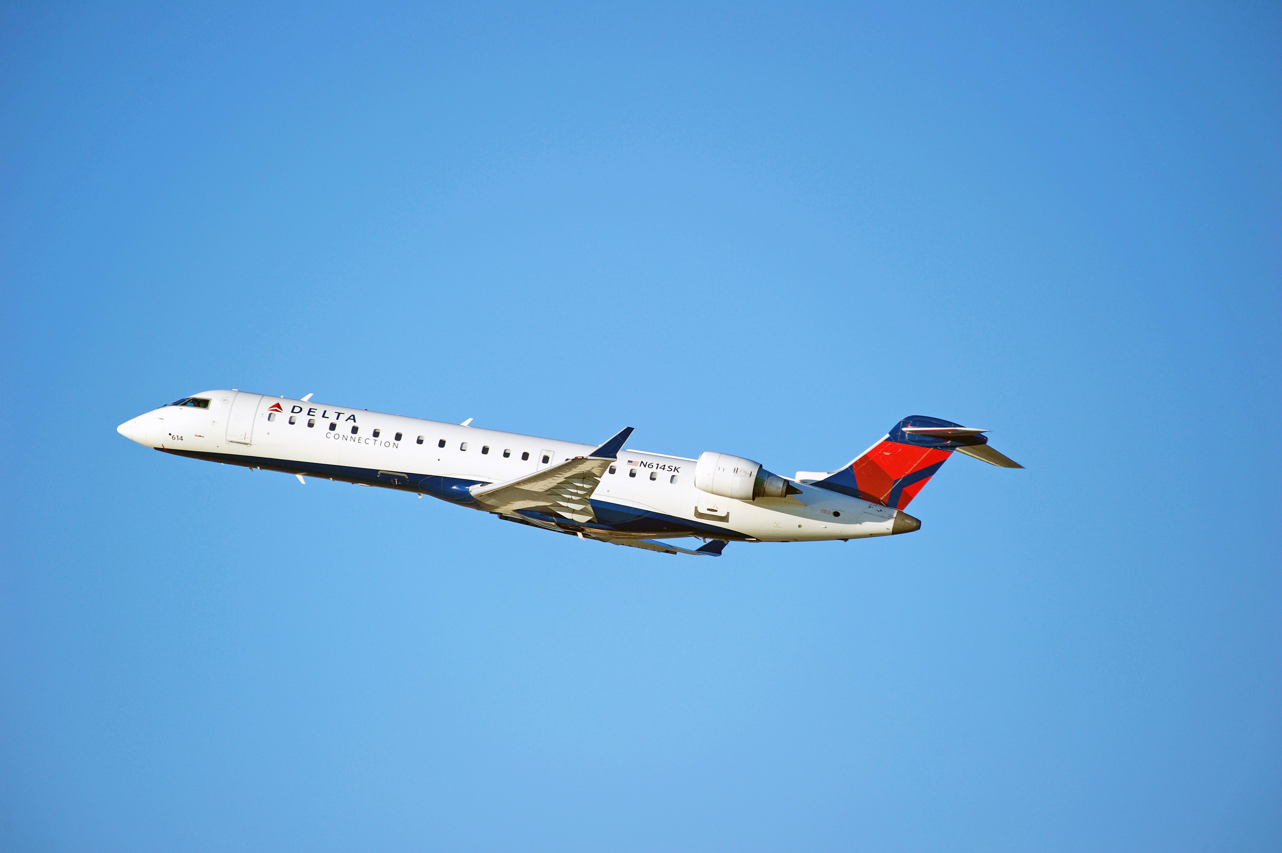 Delta Connection (SkyWest Airlines) Bombardier CRJ700 (N614SK) taking off from Los Angeles International Airport.