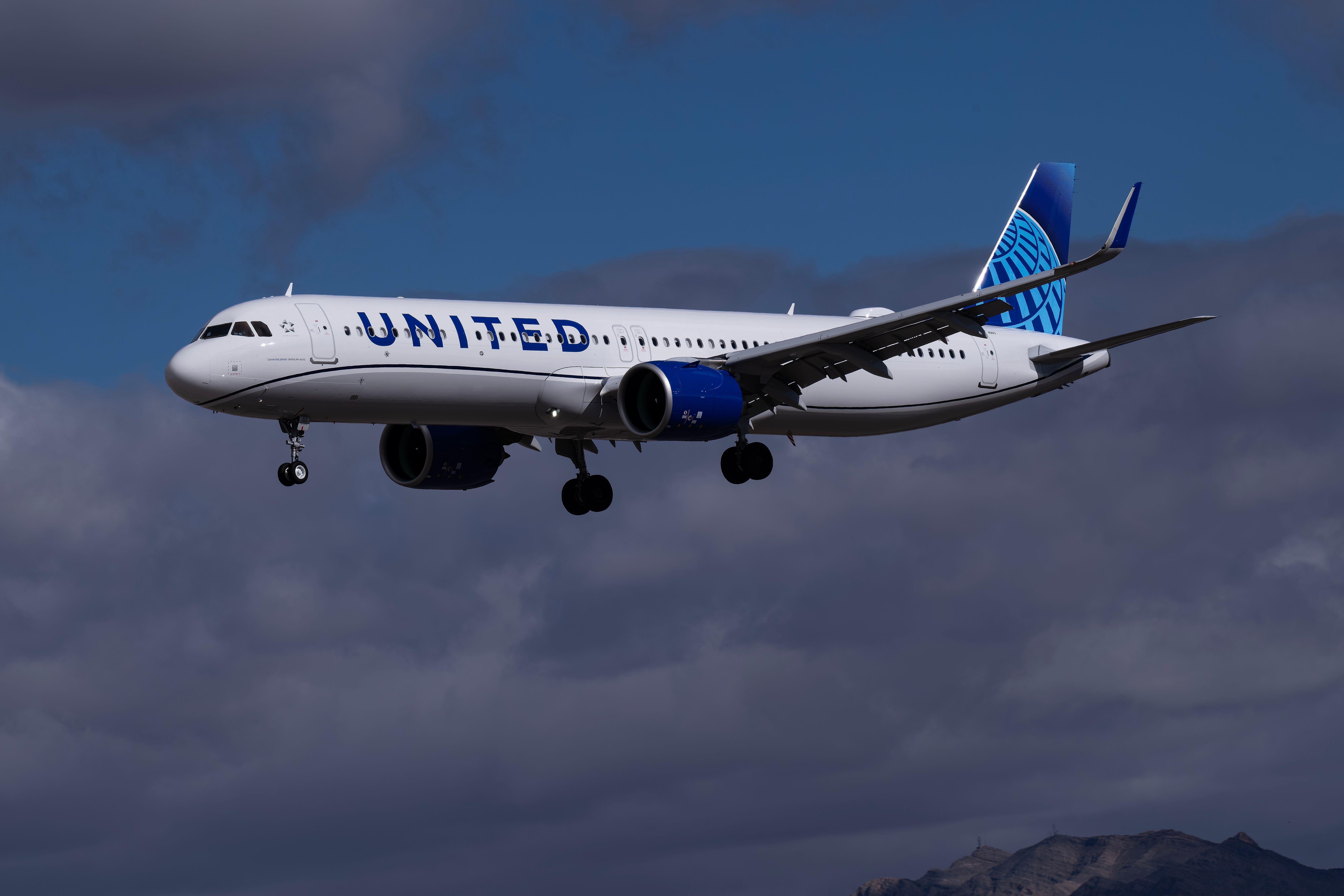 United Airlines Airbus A321neo landing at LAS shutterstock_2423645539