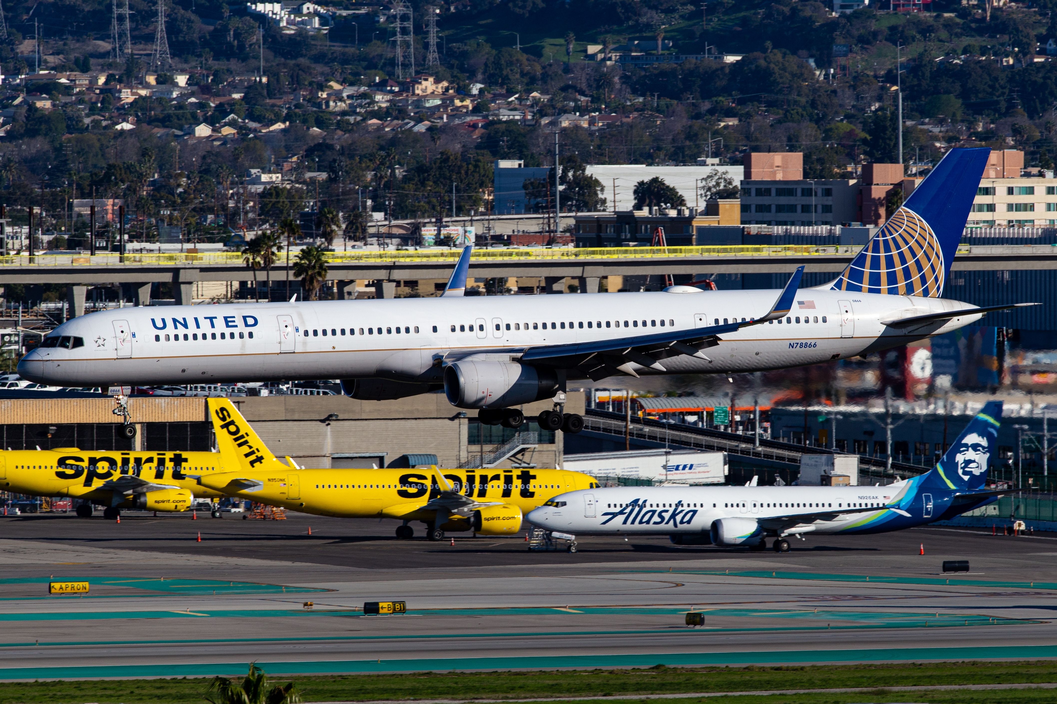 United Airlines Boeing 757 landing at LAX shutterstock_2454209595