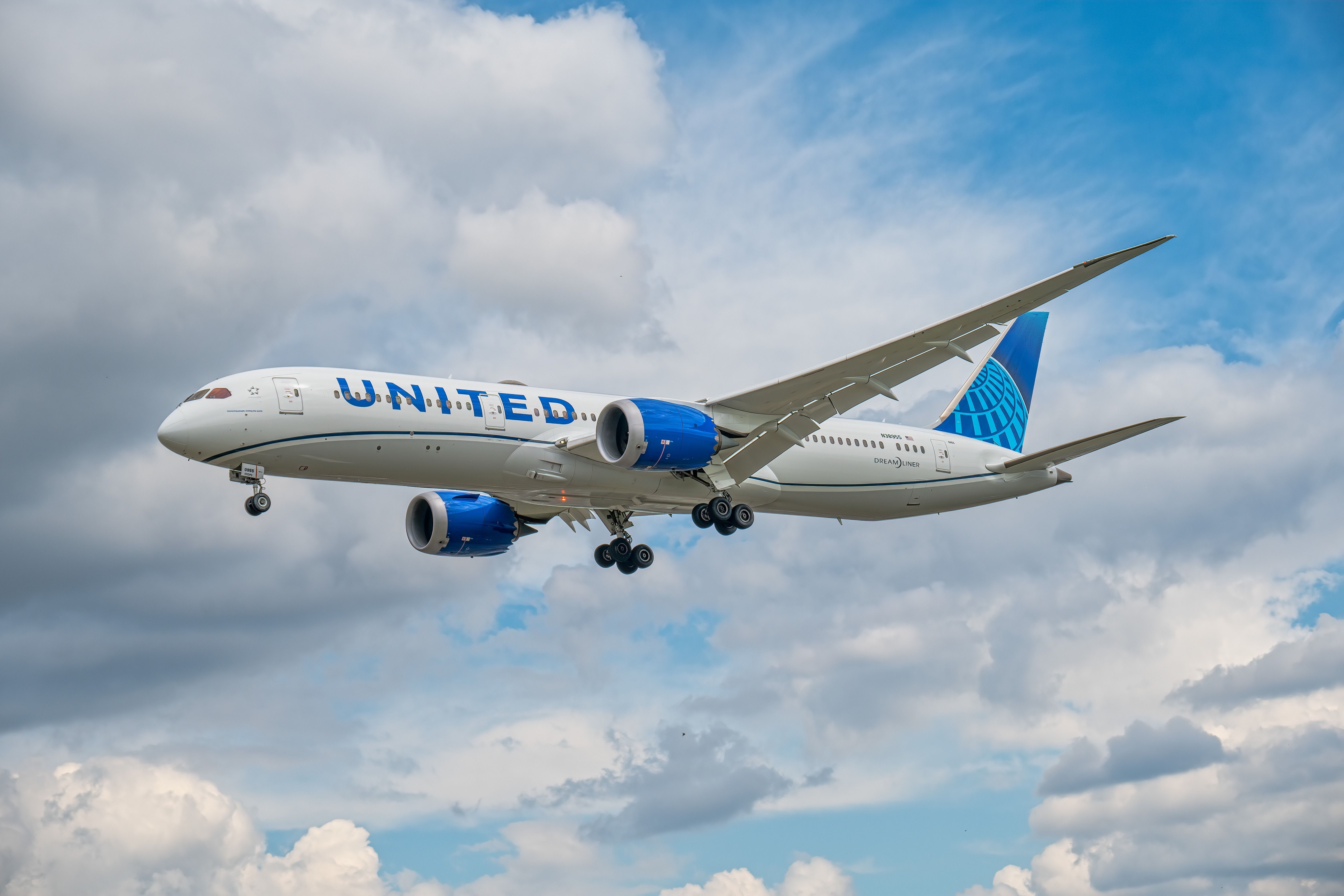 United Airlines Boeing 787 landing at LHR shutterstock_2503423183