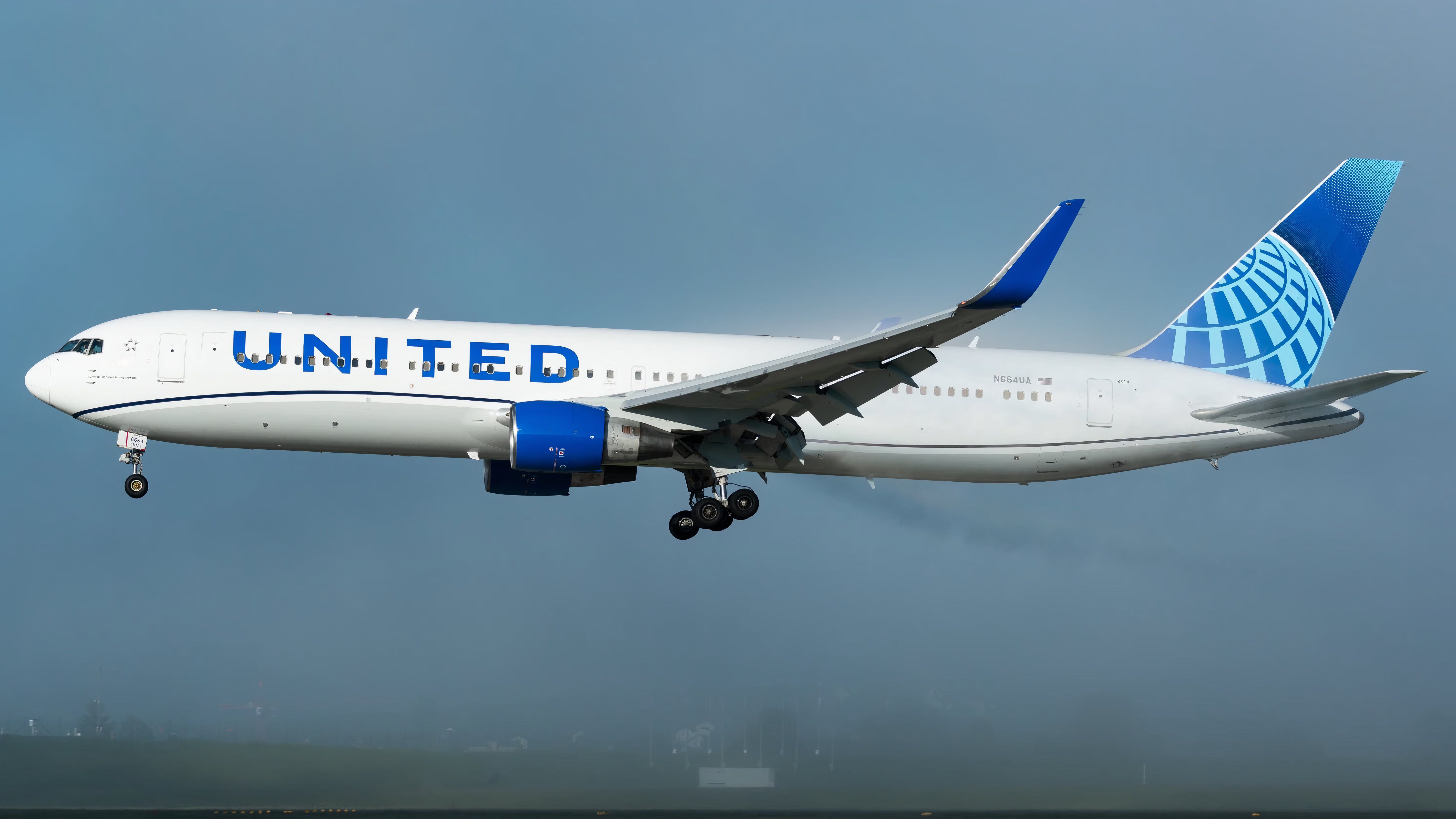 BOEING 767-300ERと777-200 Boeing 767 vs. 777: How Do They Compare? - KN Aviation