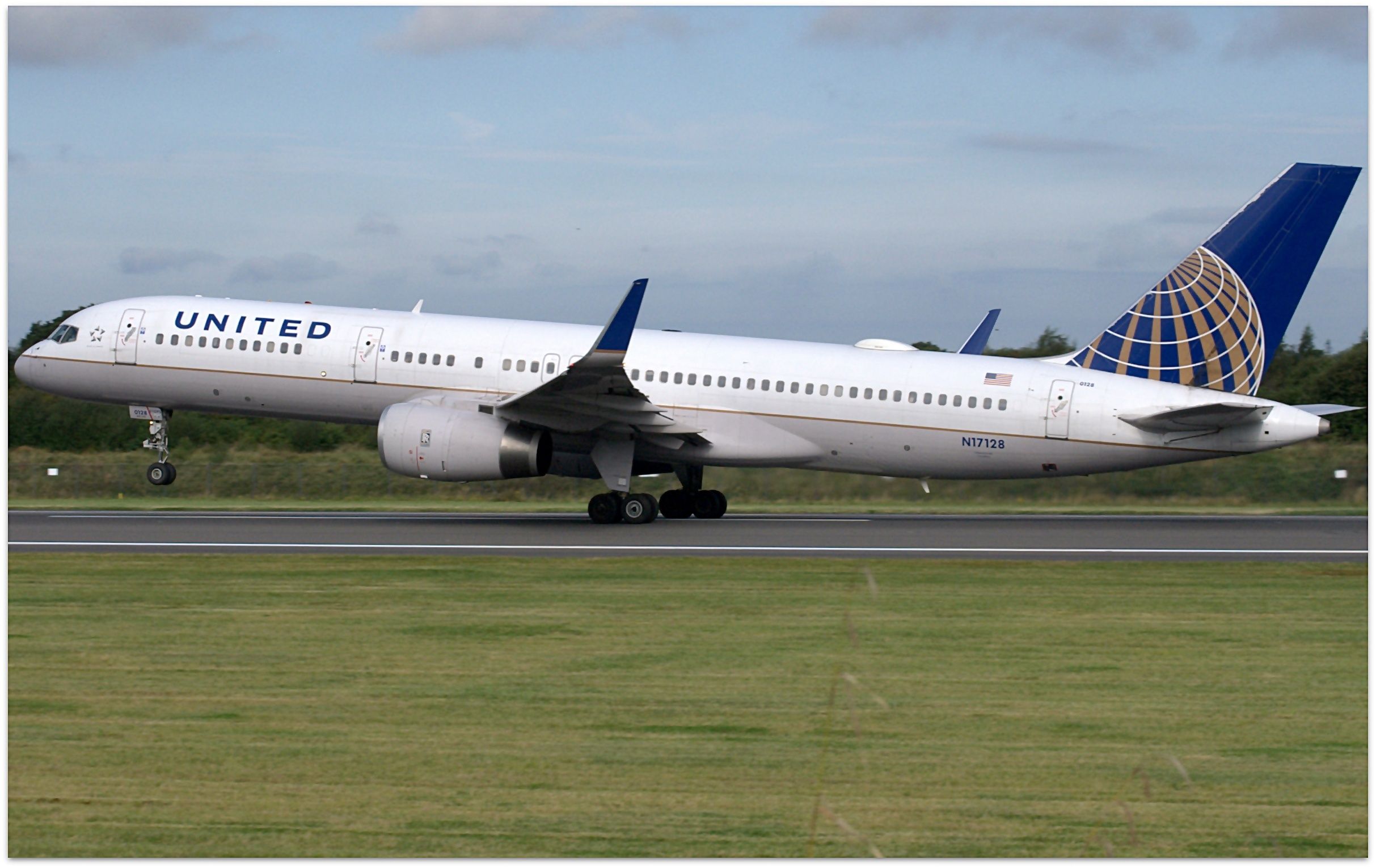 United_Airlines_B757-200_(N17128)_@_MAN,_Aug_2016