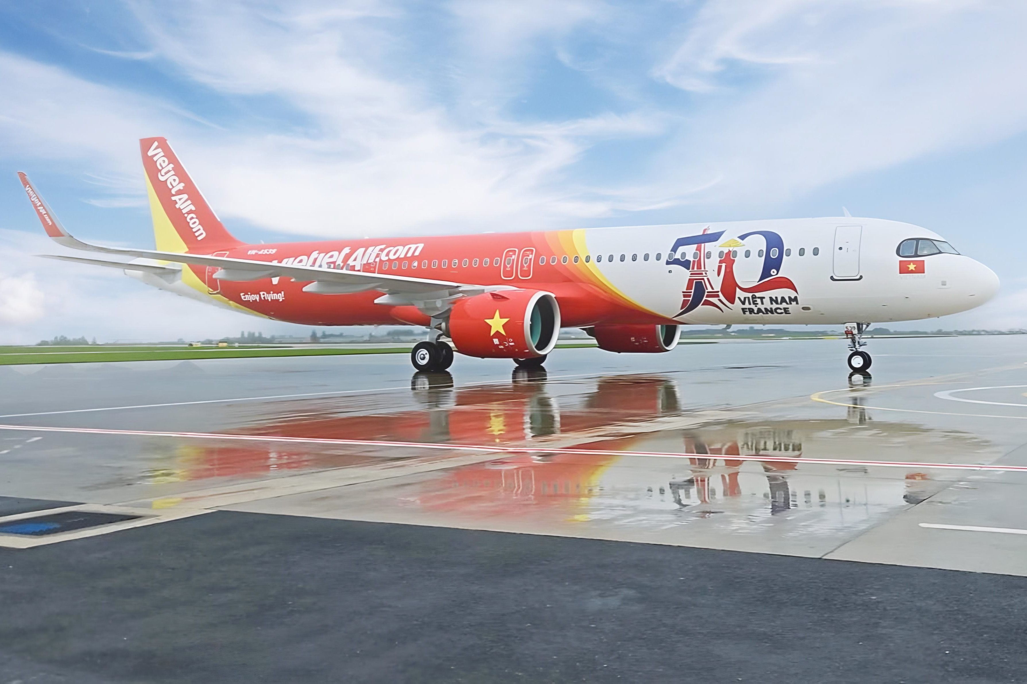 Vietjet Airbus A321neo celebrating French and Vietnamese ties