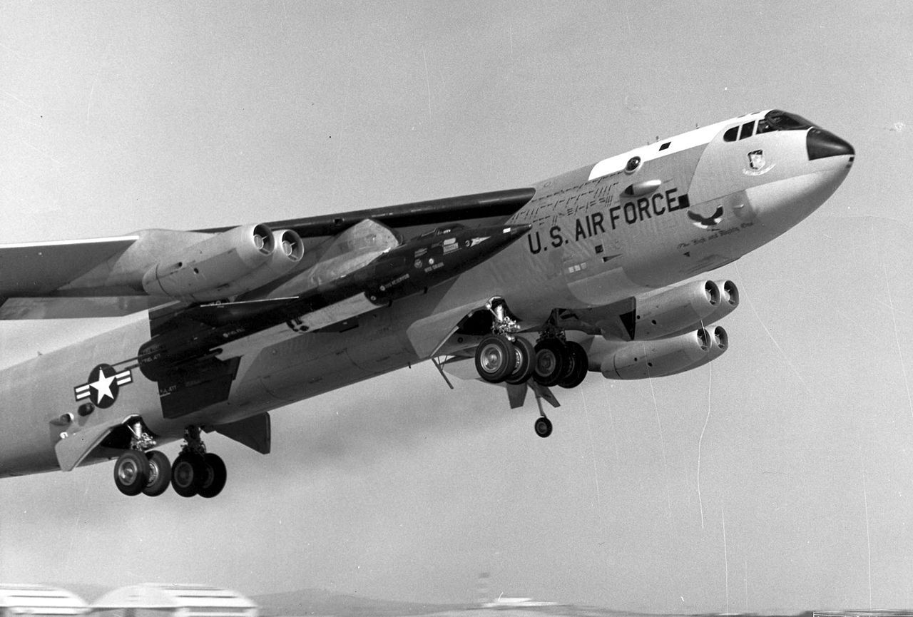 1280px-Boeing_NB-52A_carrying_X-15