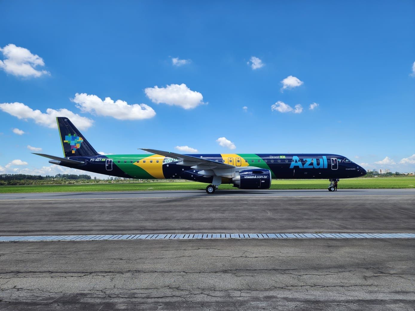 Azul Takes Delivery Of New Embraer 195 E2 In Bold Brazilian Flag Design