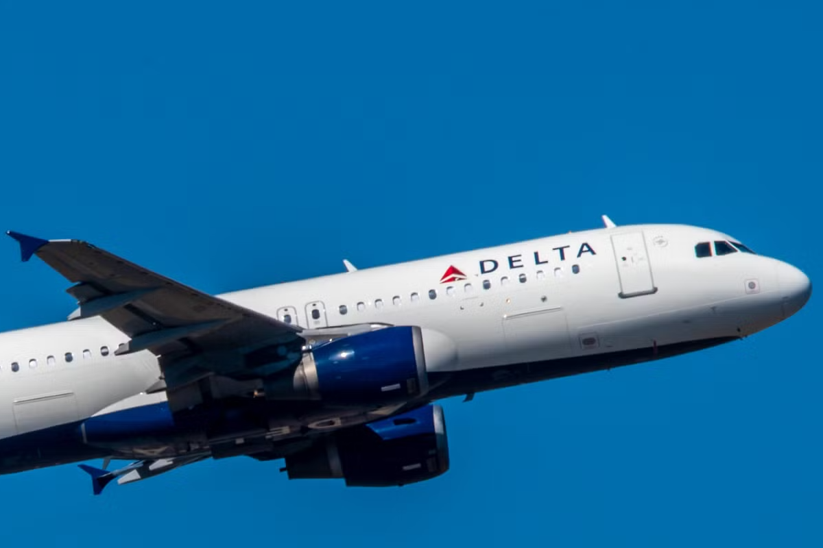 2mp_of_delta-air-lines-a320-212-rising-in-blue-skies_01-1