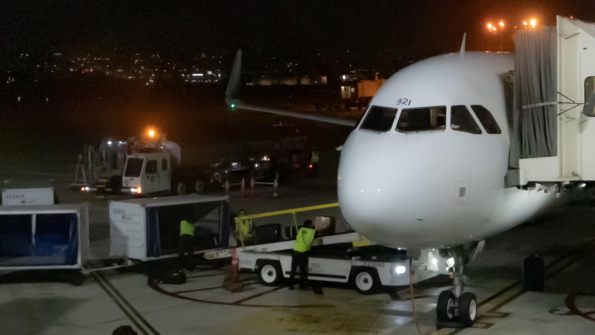 2mp_of_refueling-and-loading-an-a331_01