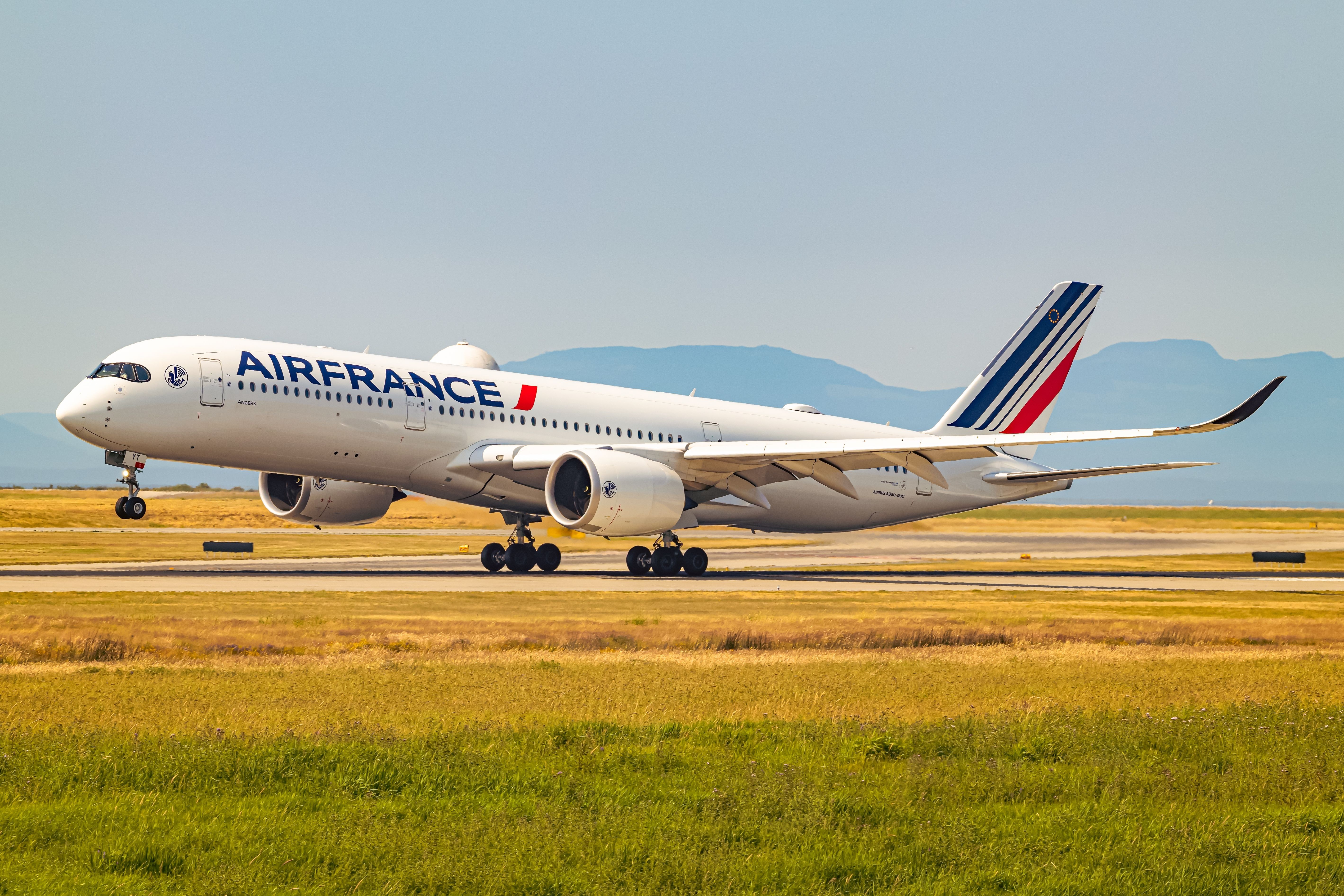 法國航空客 A350-900 降落在溫哥華國際機場 YVRShutterstock_2335090923