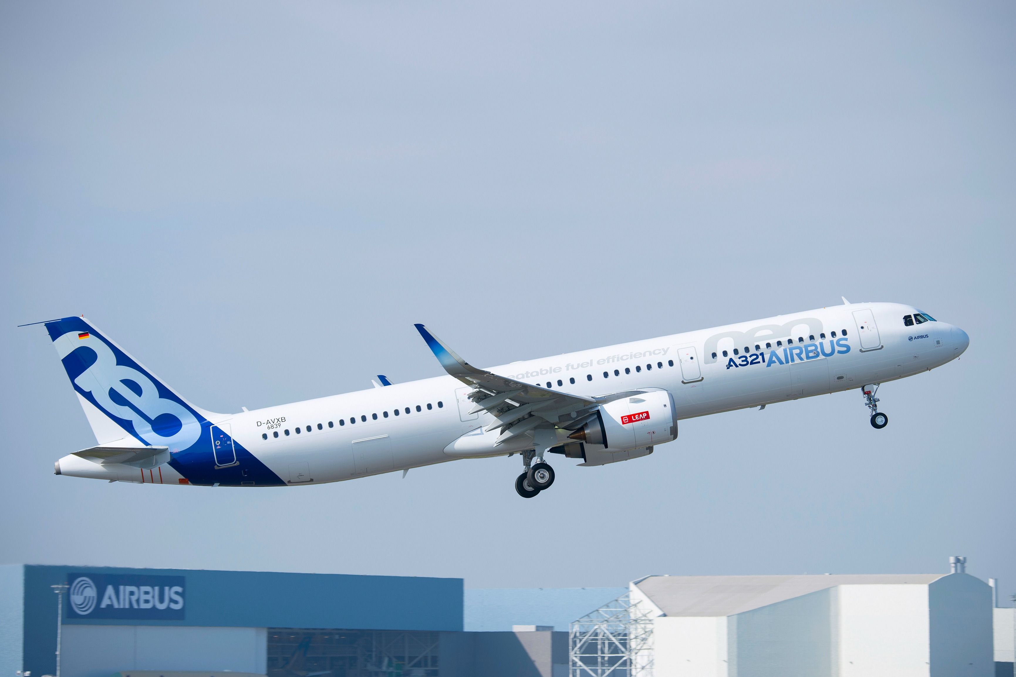 Airbus A321neo departing TLS