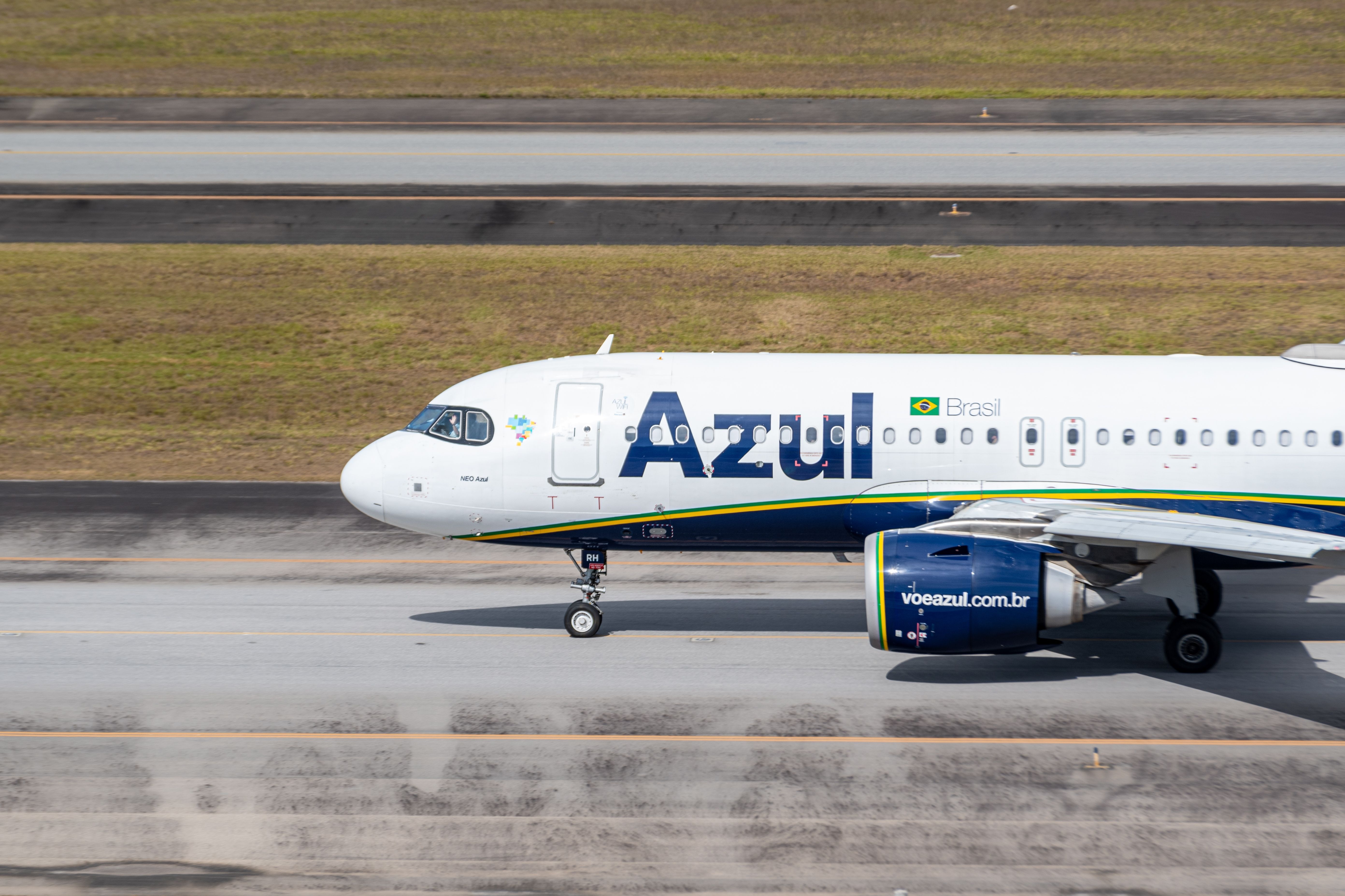 Azul Airbus A320 taxiing at Sao Paolo-GRU shutterstock_2180456703