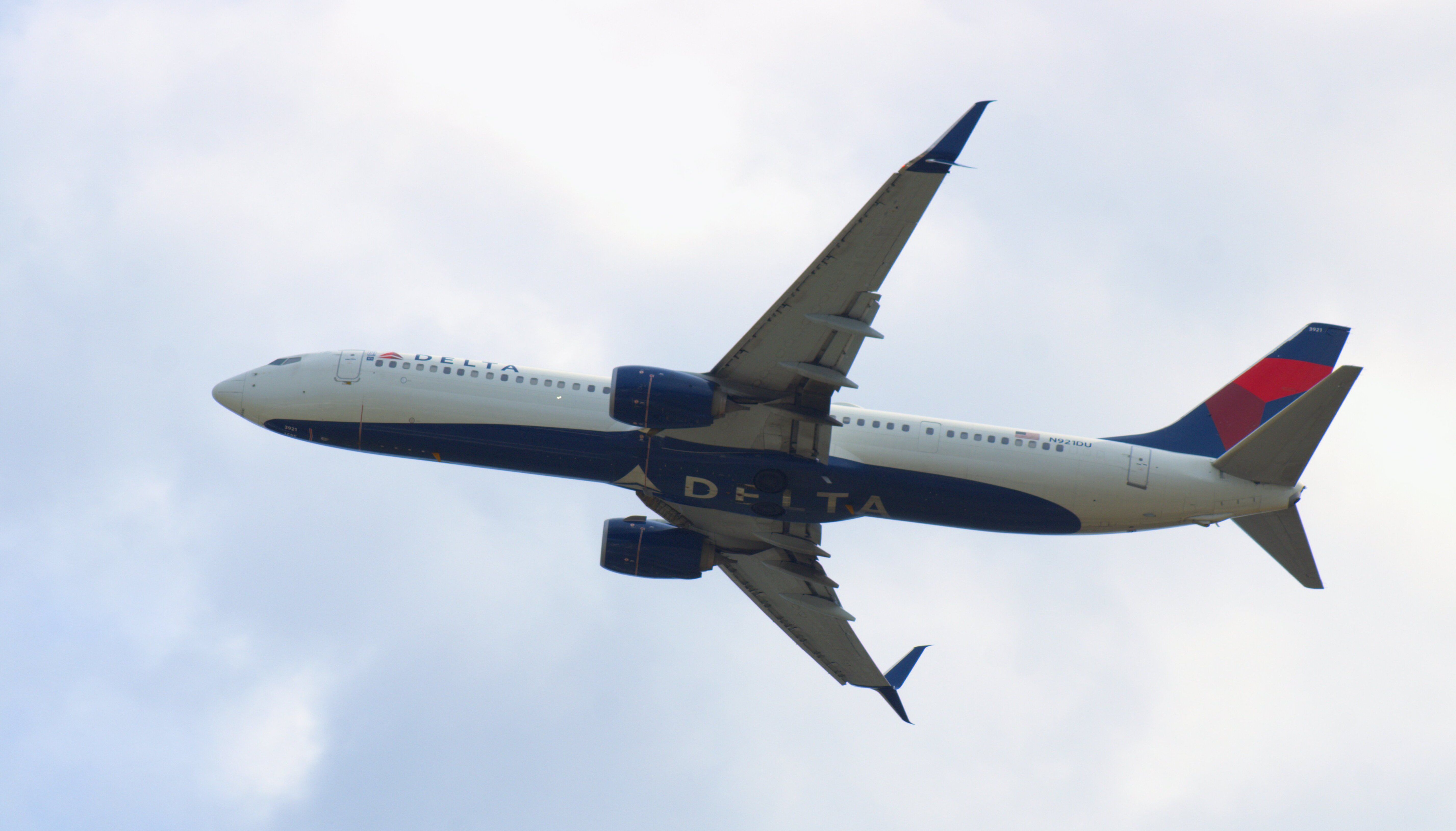 Delta Air Lines Boeing 737-900ER Returns To San José Mineta