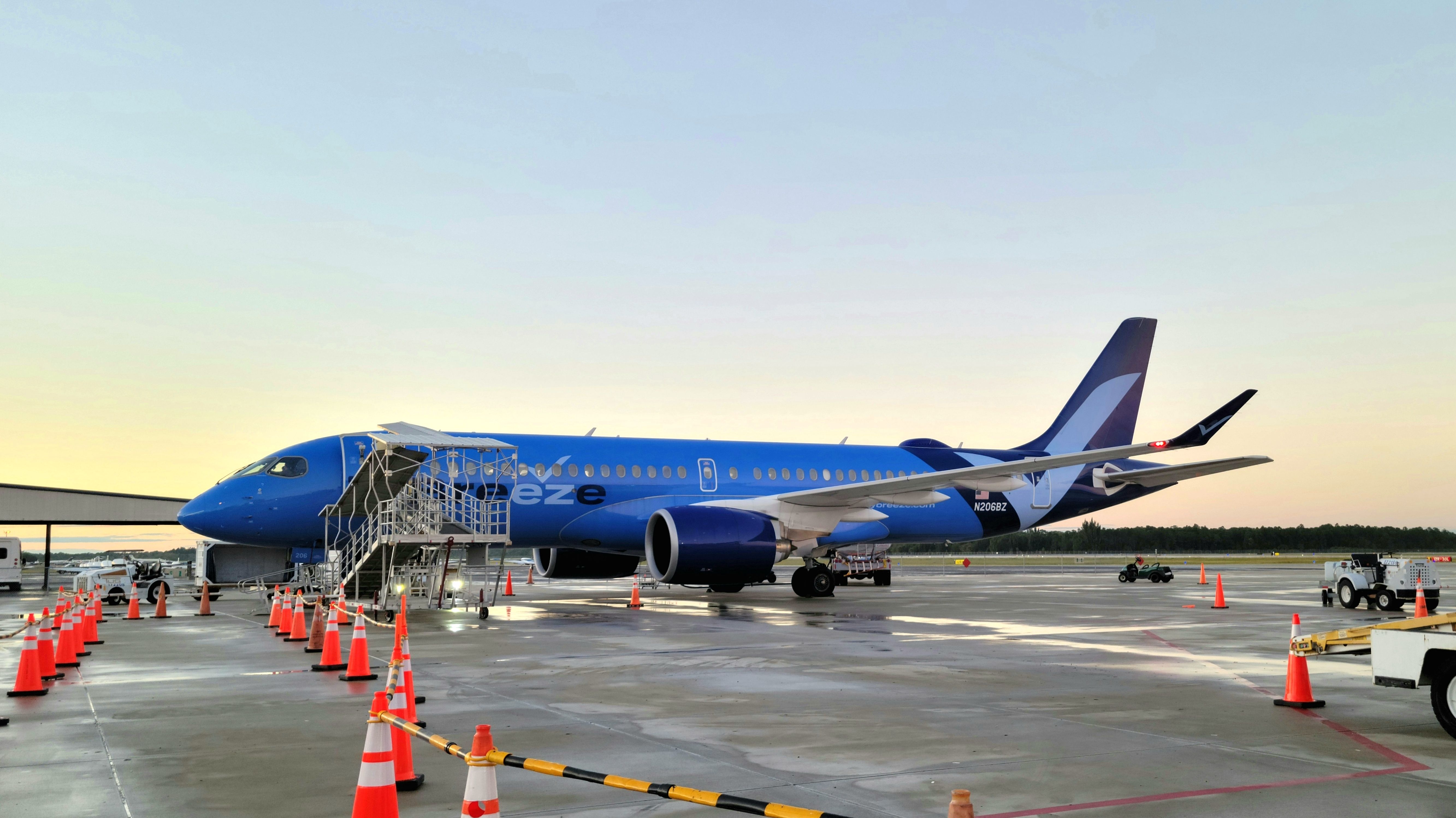 Breeze_Airways_N206BZ_at_Vero_Beach_Airport