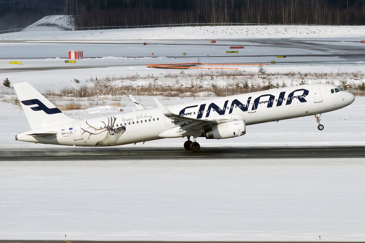 Finnair_(Christmas_Livery),_OH-LZL,_Airbus_A321-231_(40637716751)