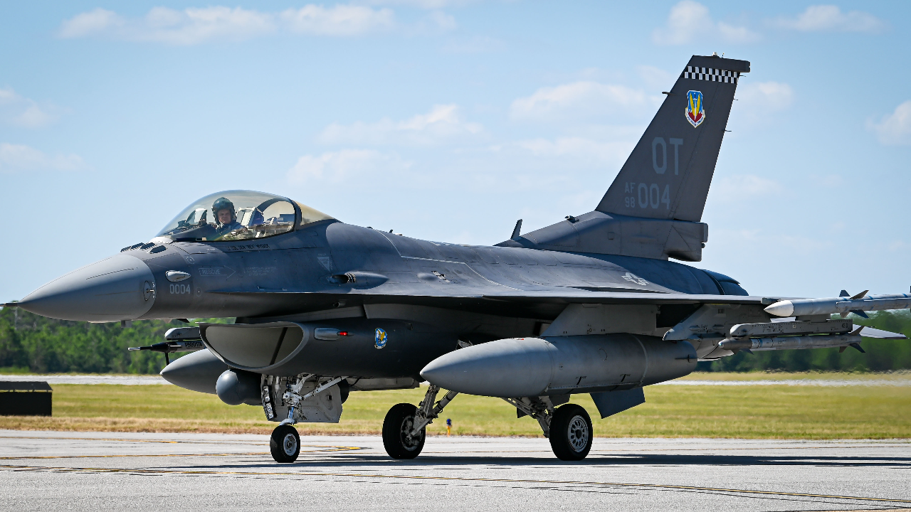newray　F16 General Dynamics F-16 Fighting Falcon 1/72 Scale Model by