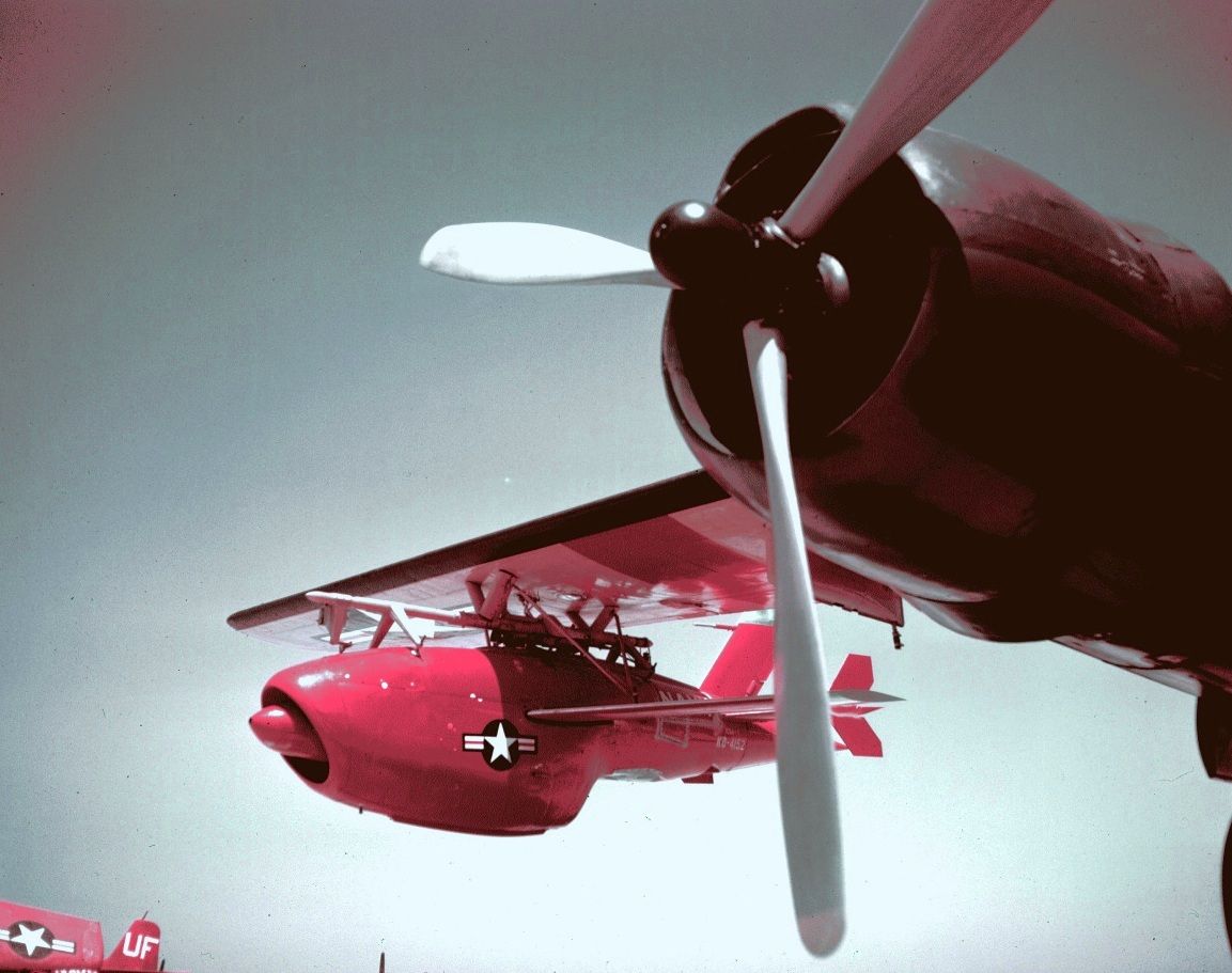 原始 Q-2 Ryan Firebee 在道格拉斯 JD-1 入侵者發射機機翼下的照片。