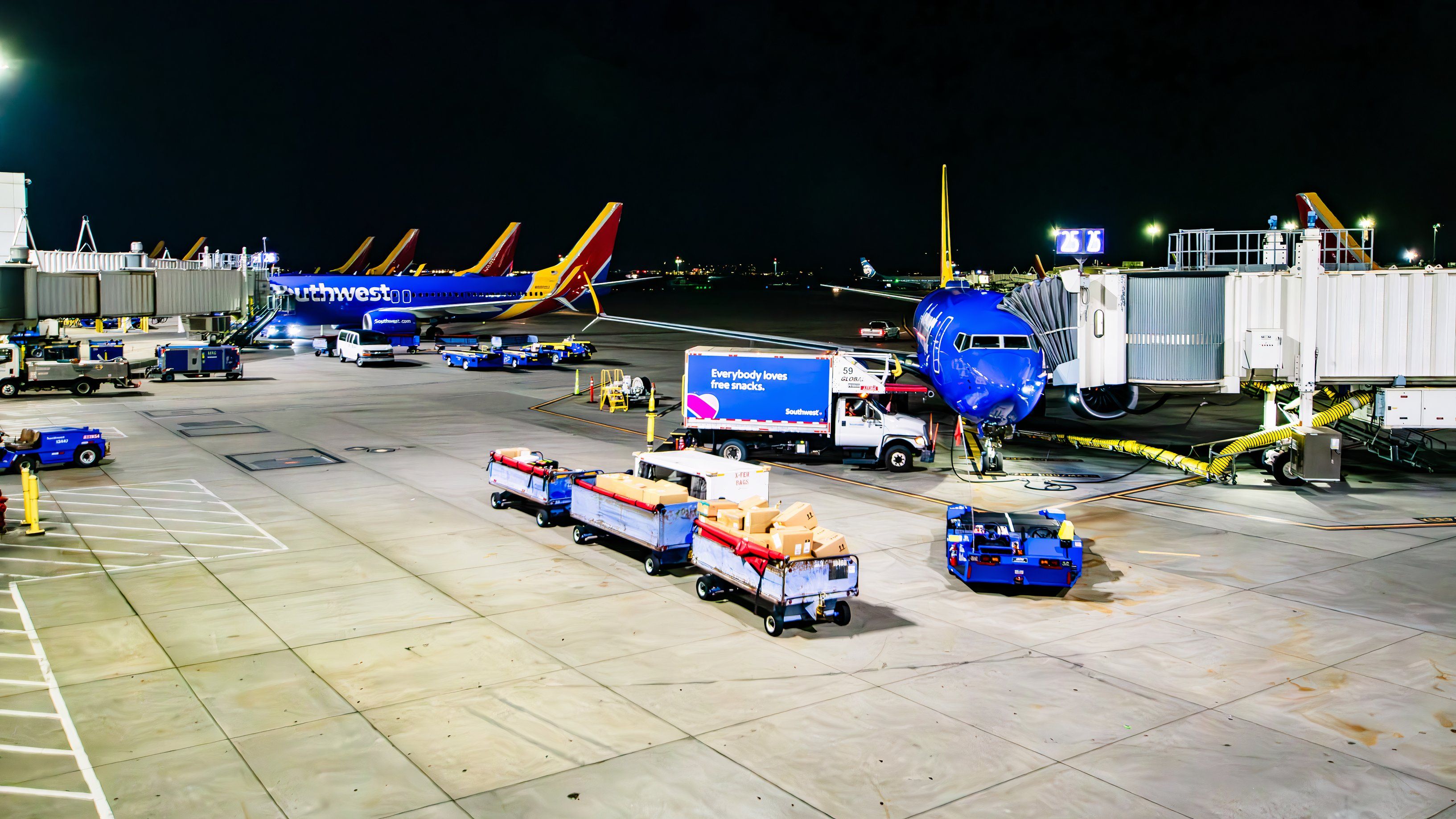 SF_Mostly Boeing 737s of Southwest Airlines in the OAK Night - 16x9_JAK