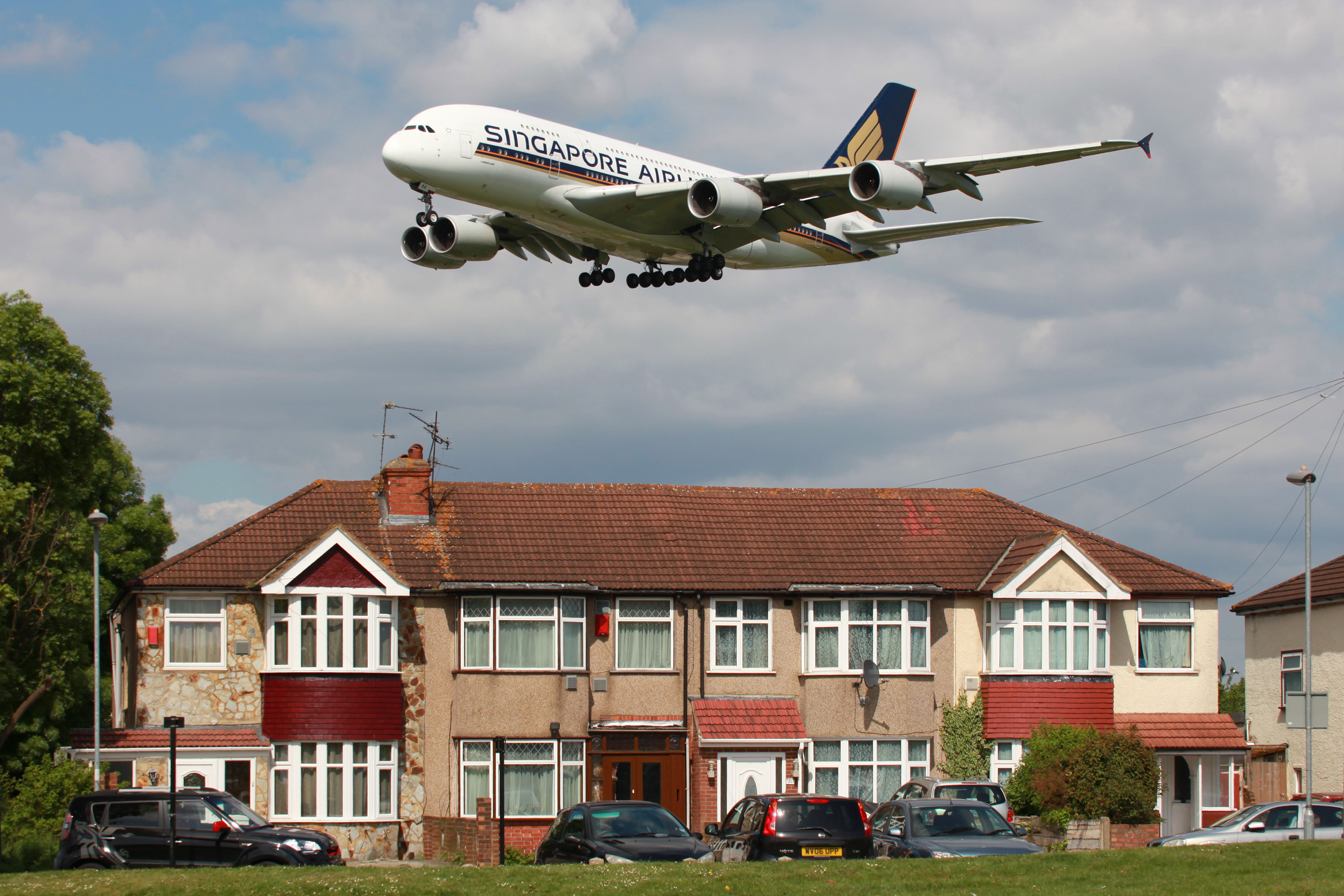 Singapore Airlines Airbus A380 Landing In London