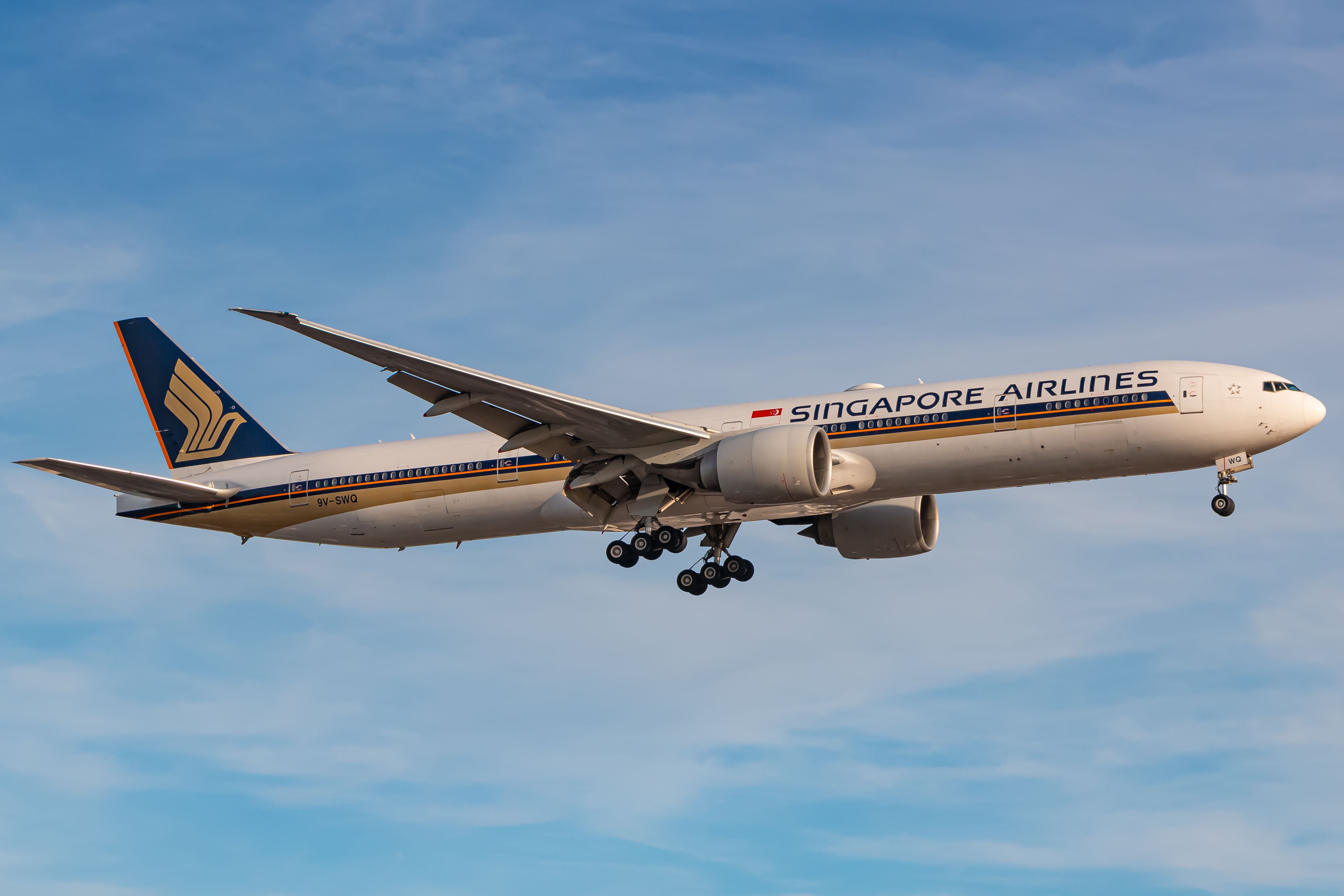 Singapore Airlines Boeing 777 Landing In London