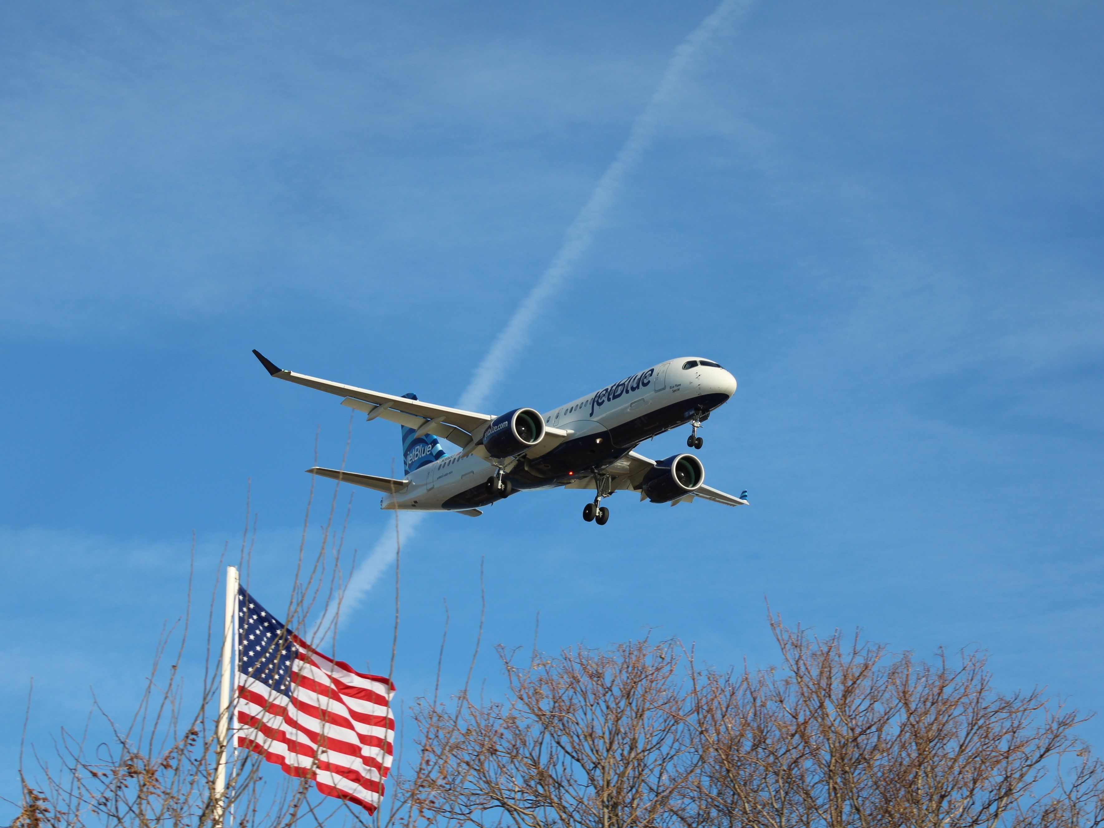 JetBlue A220 Landing In Boston