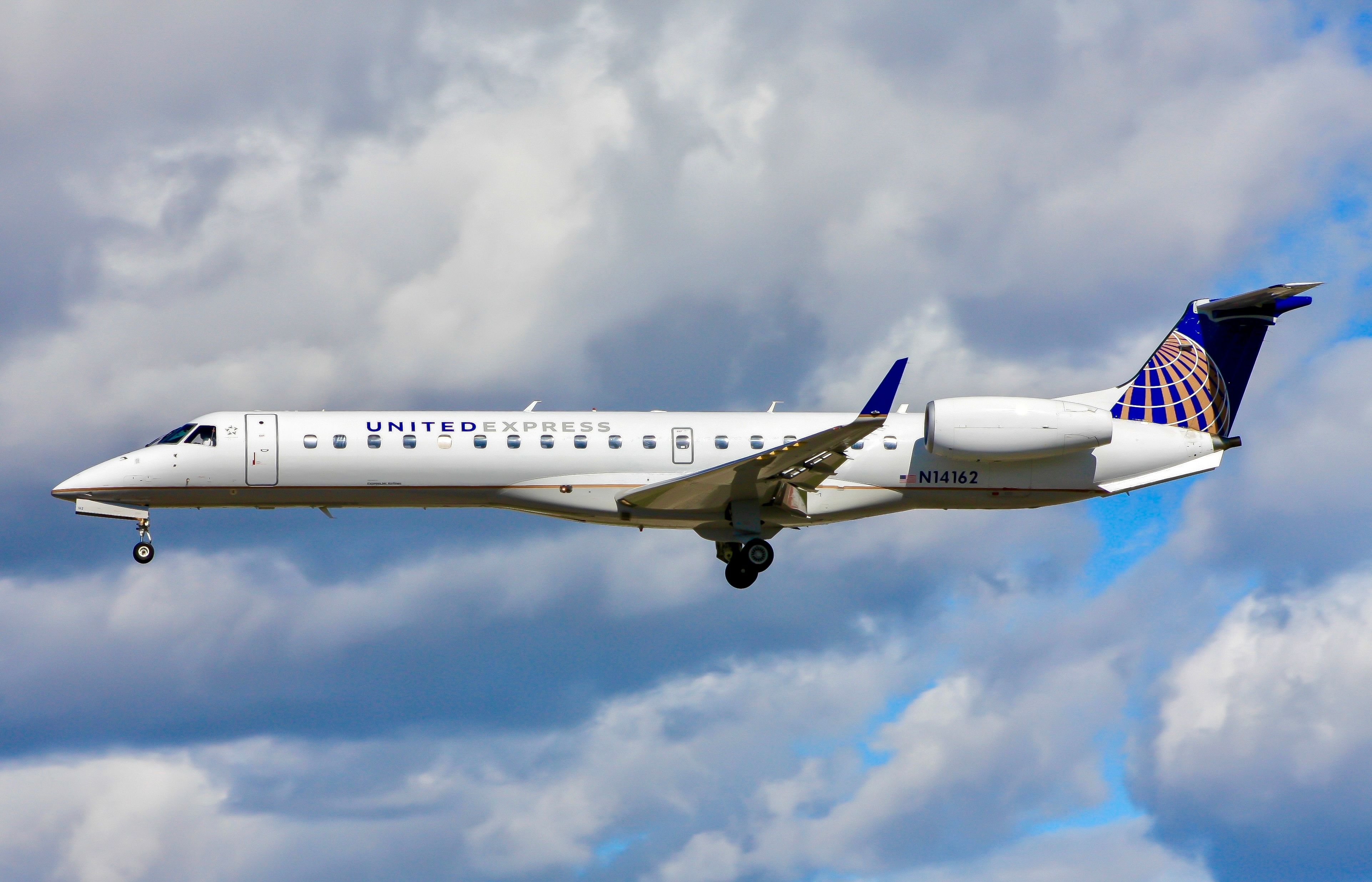 United Express Embraer ERJ-145XR (N14162) on approach at Salt Lake City International Airport. 