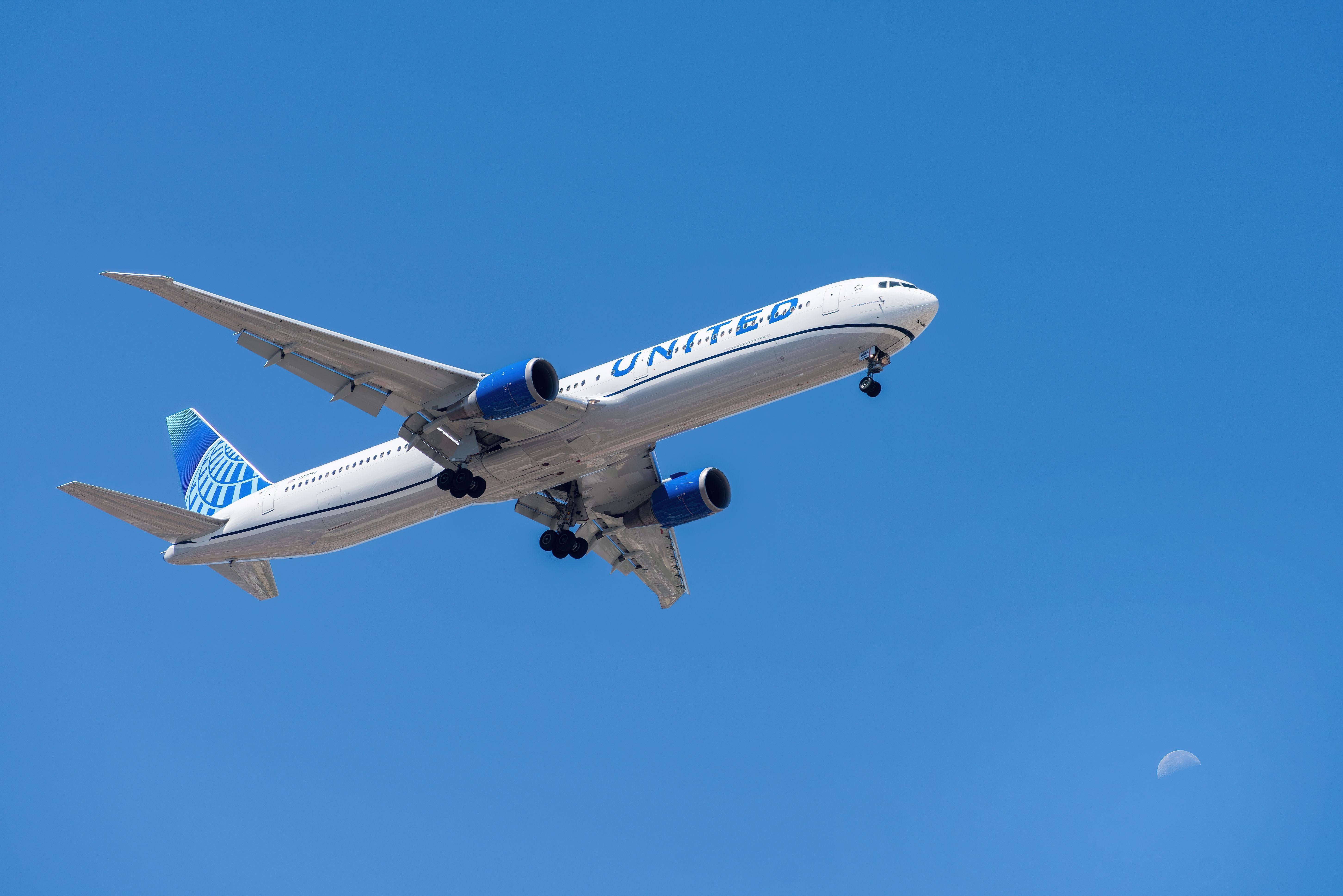 United Airlines Boeing 767-400ER Landing In Lisbon