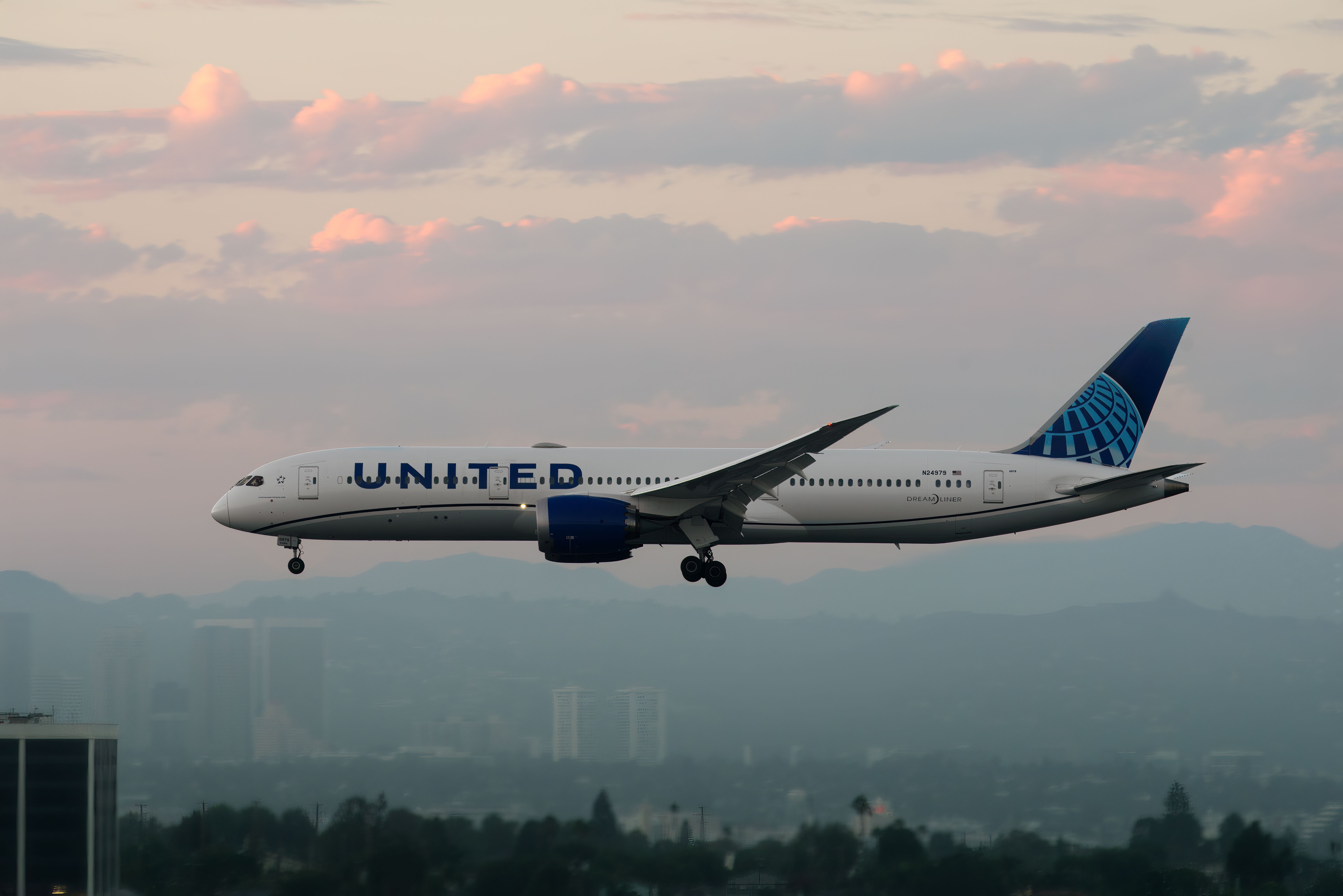 United Airlines Boeing 787 Landing In Los Angeles