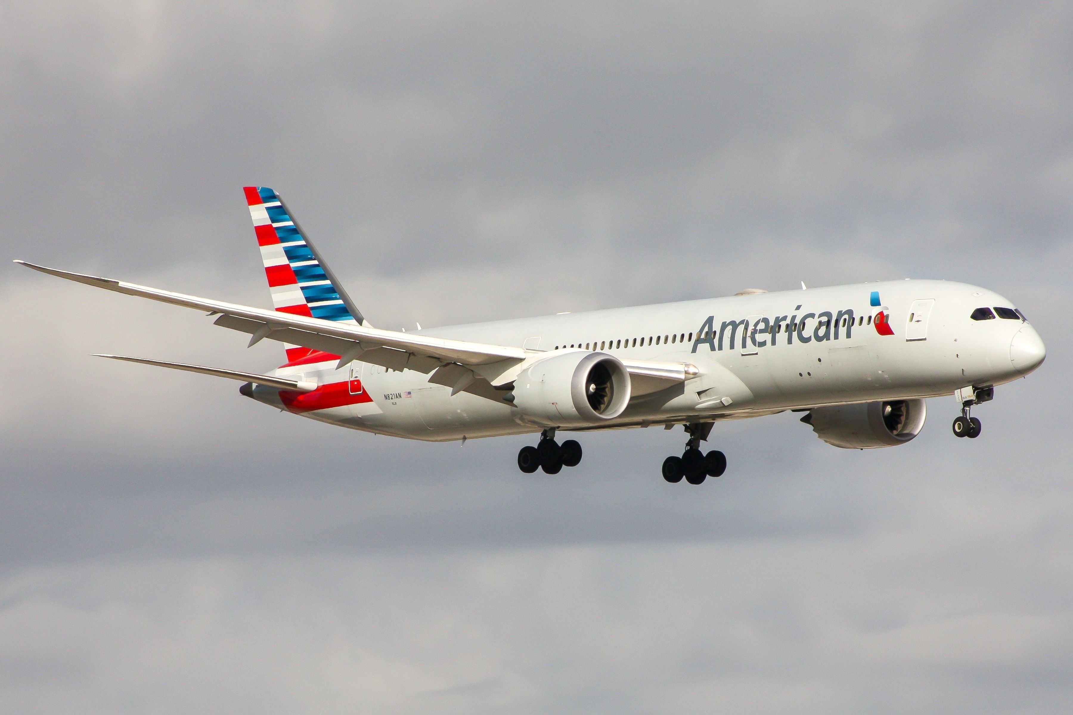 An American Airlines Boeing 787-9 on approach 