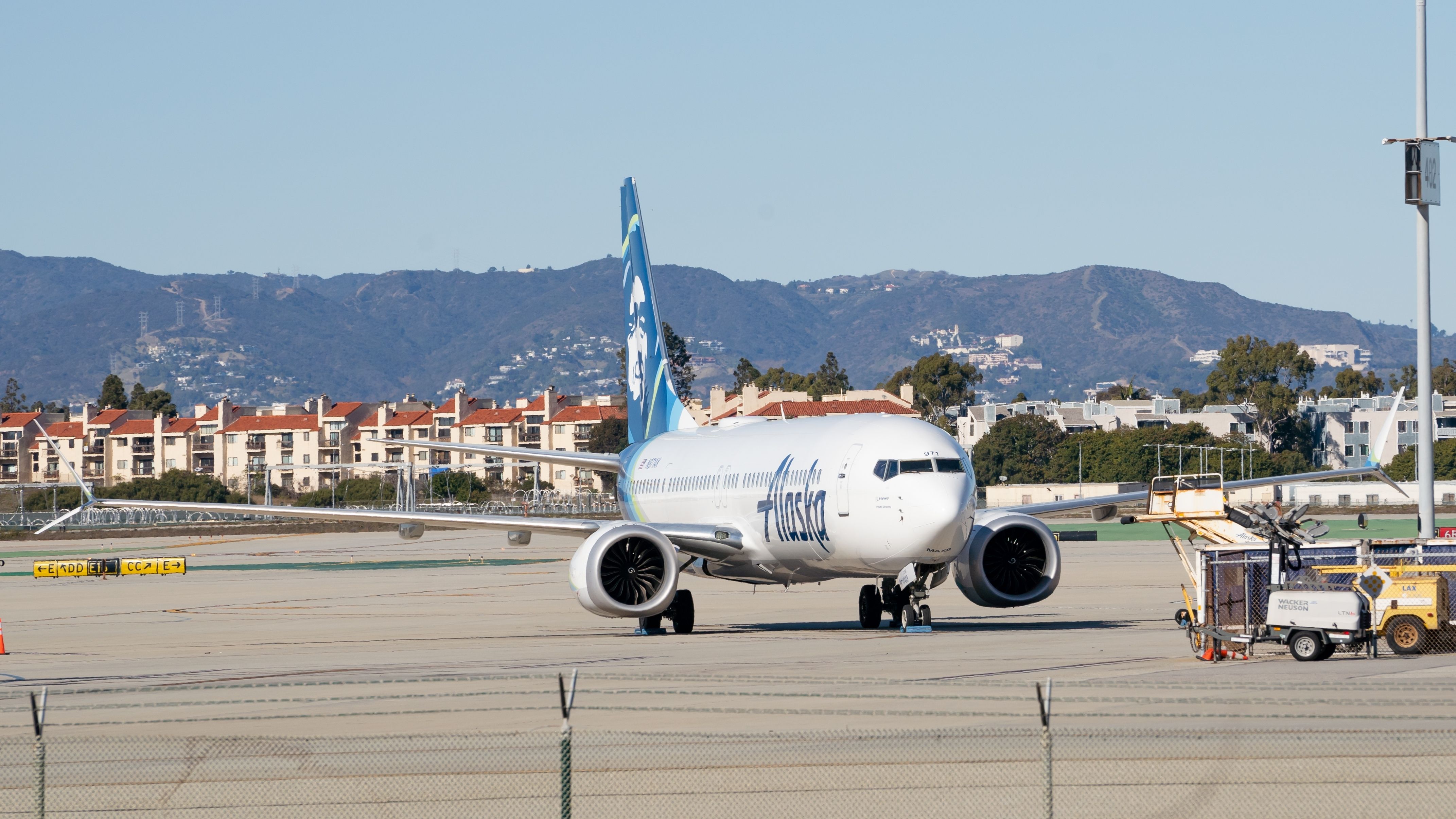 An Alaska Airlines Boeing 737-9 in LAX