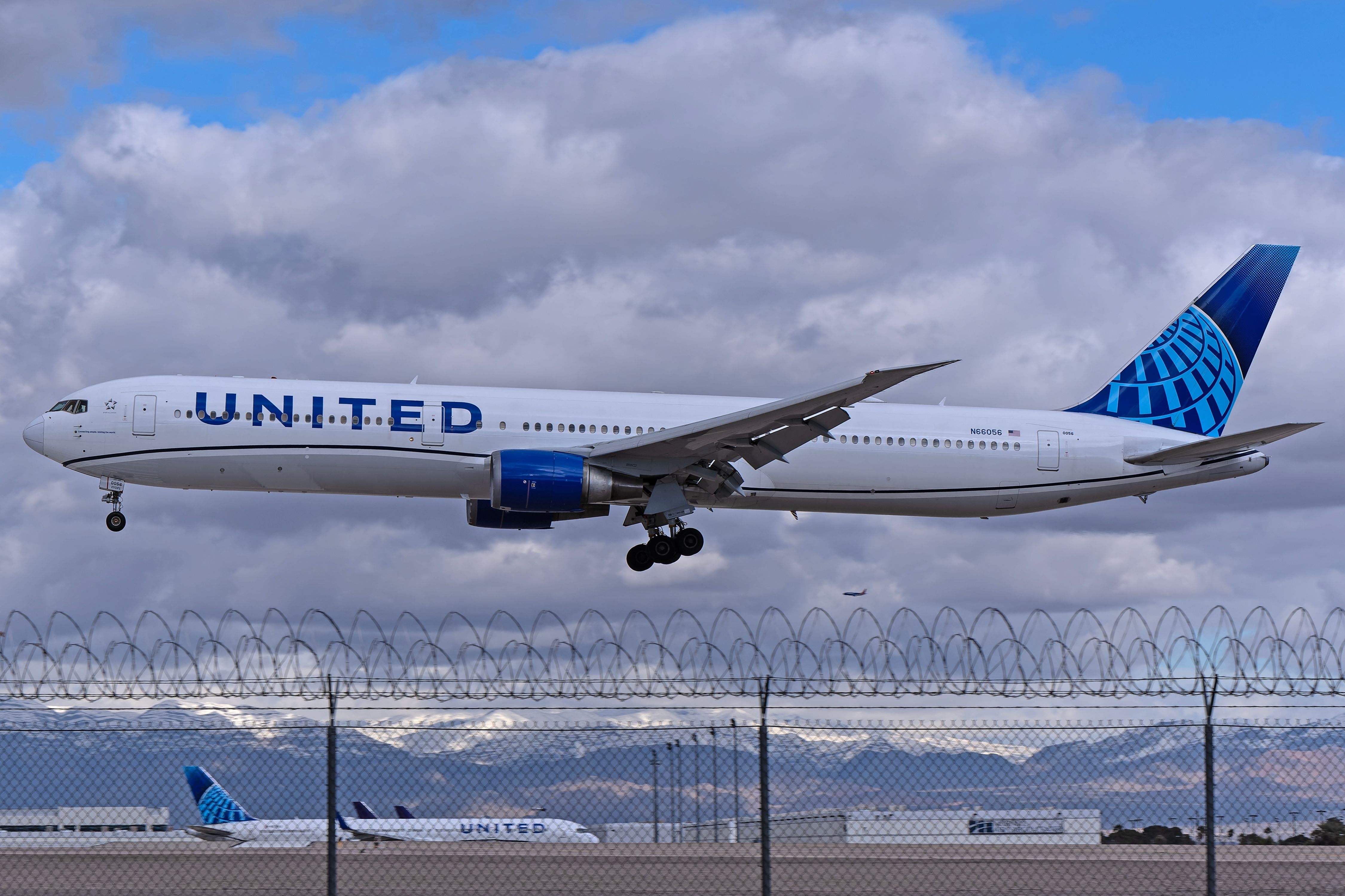 United Airlines Boeing 767-400ER Landing In Las Vegas