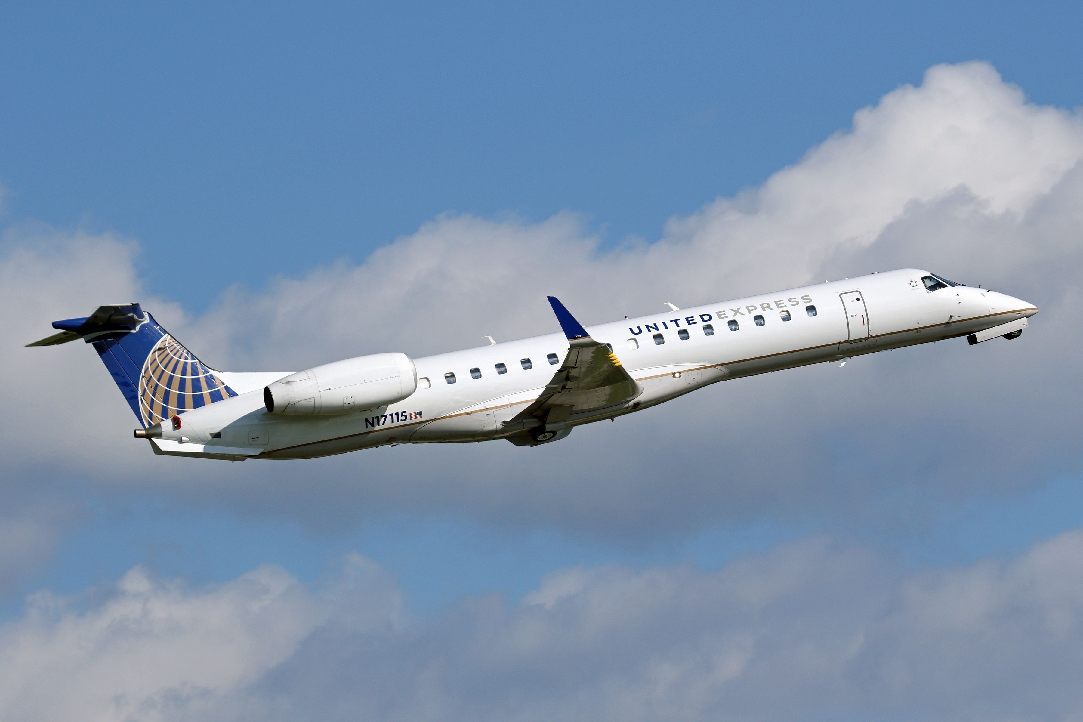 United Express ERJ-145XR (N17115) taking off.