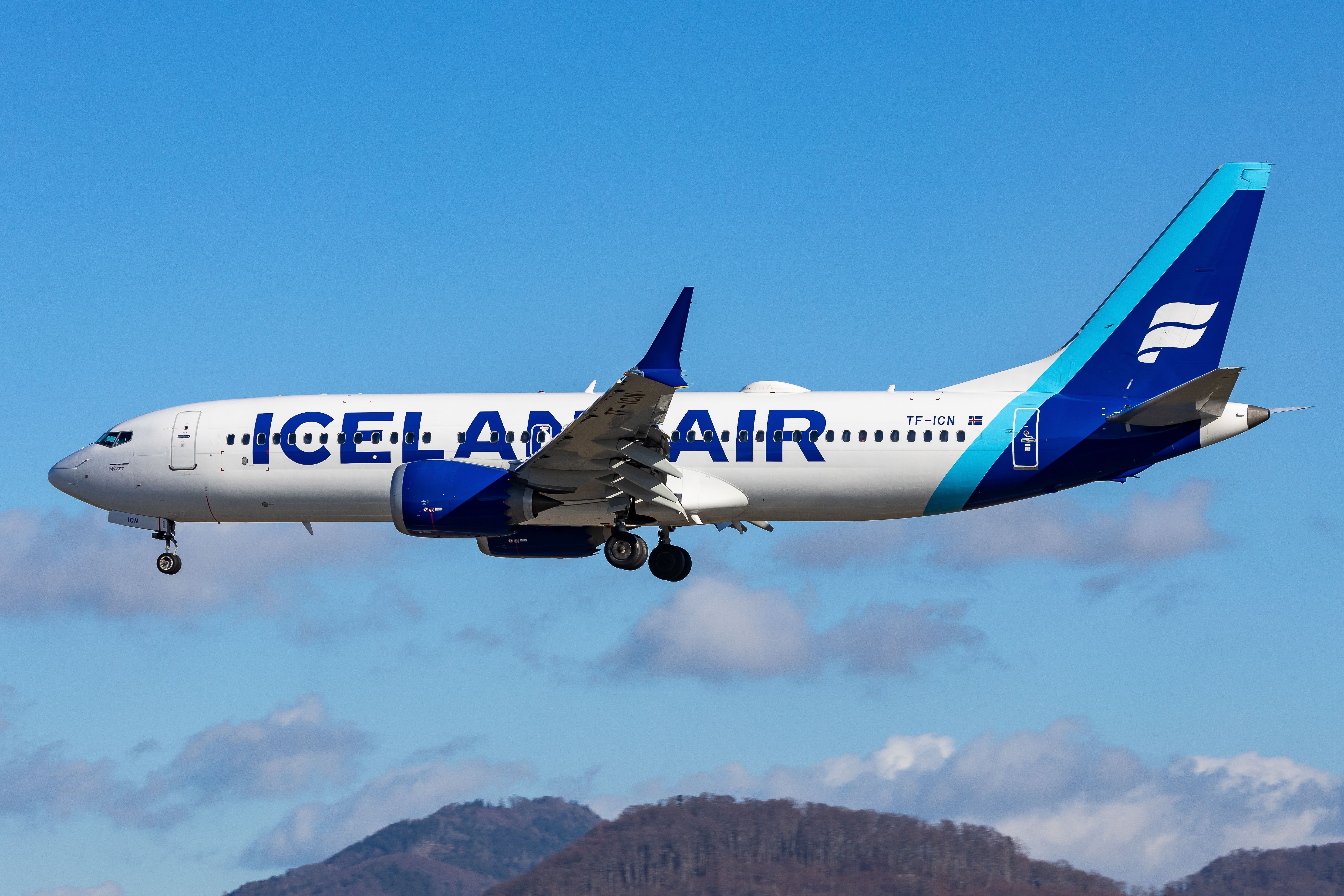 Icelandair Boeing 737 max 8 approaching Salzburg