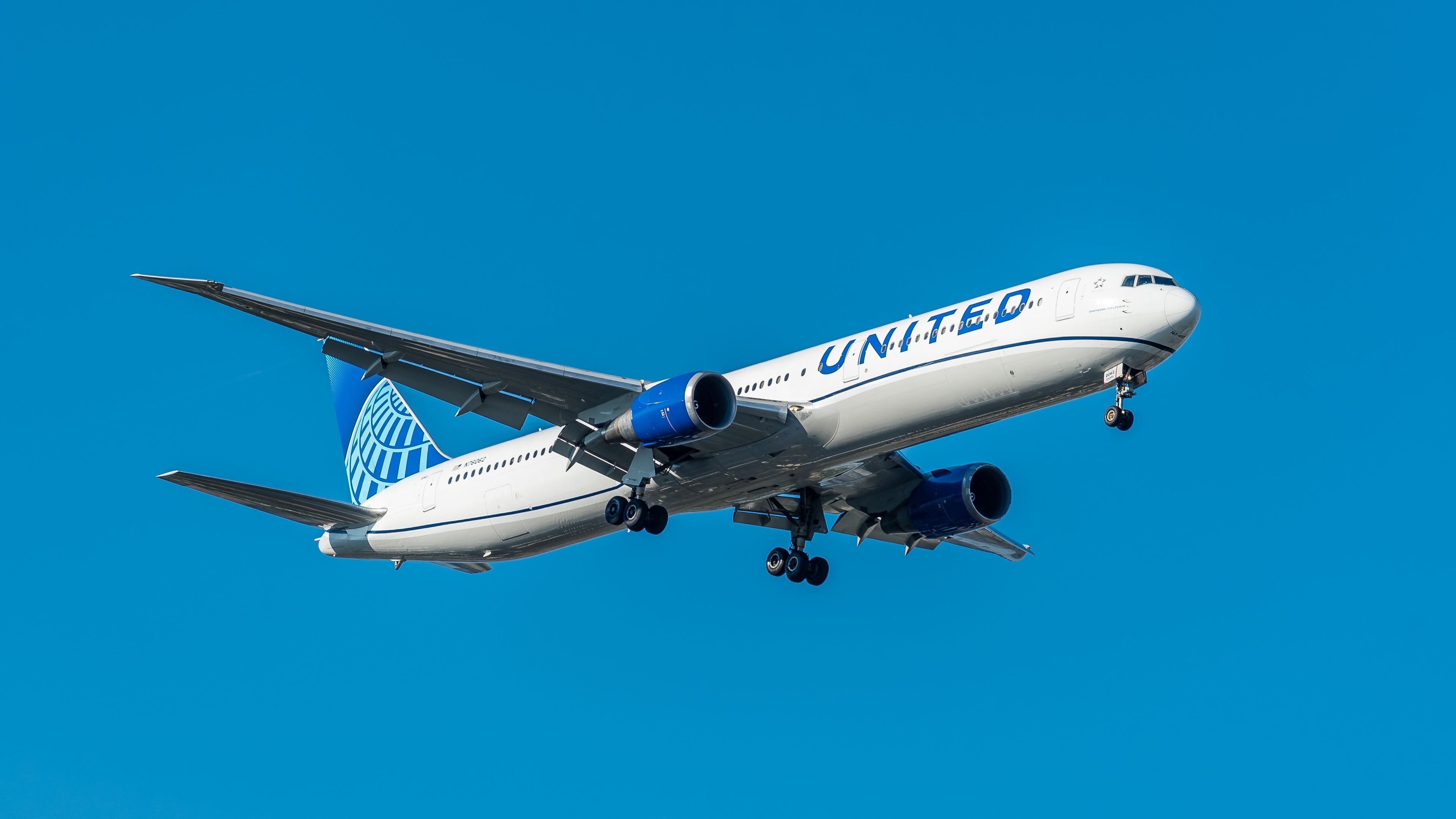 United Airlines Boeing 767-400ER Landing