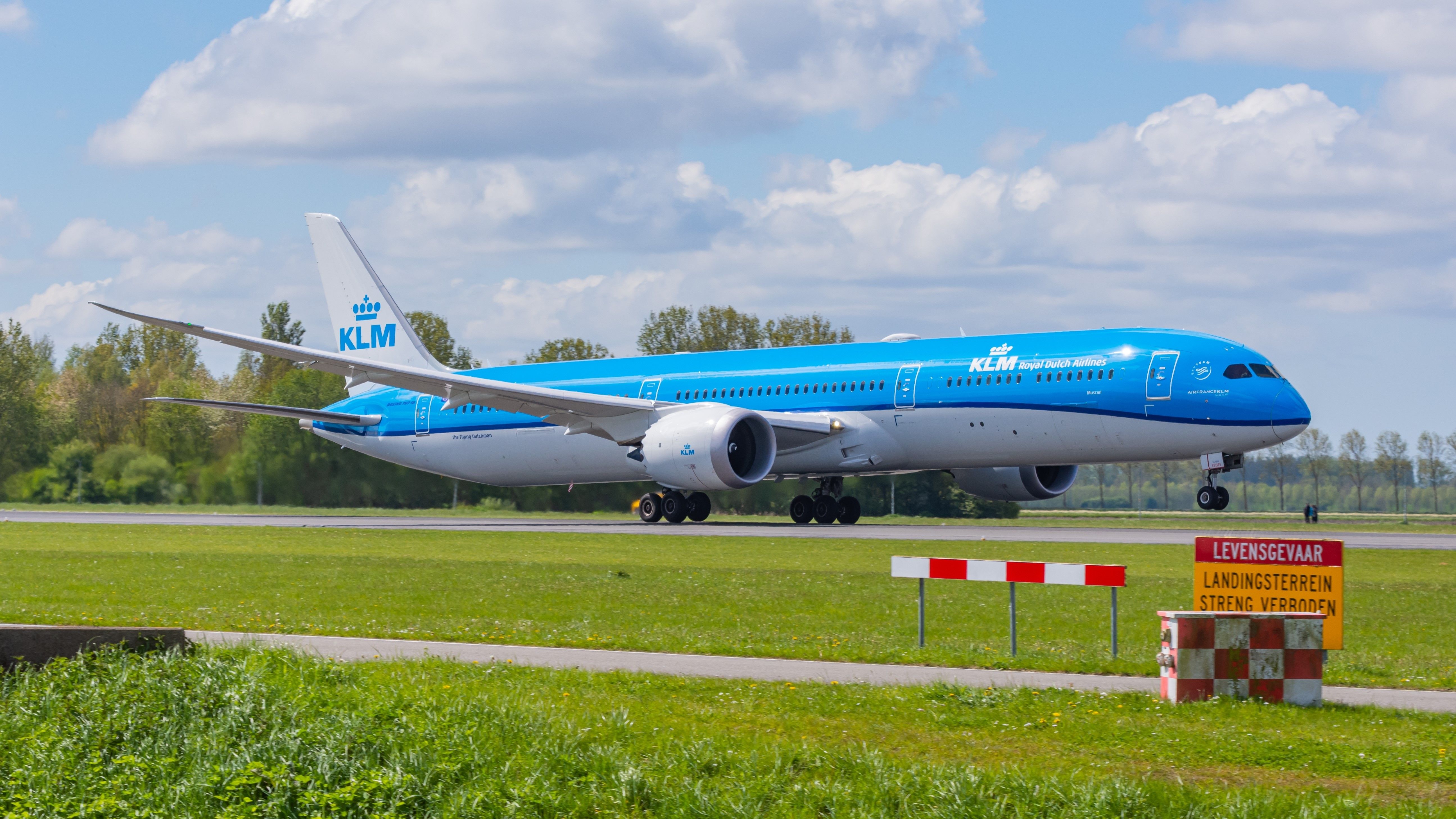 KLM Boeing 787 Departing Amsterdam