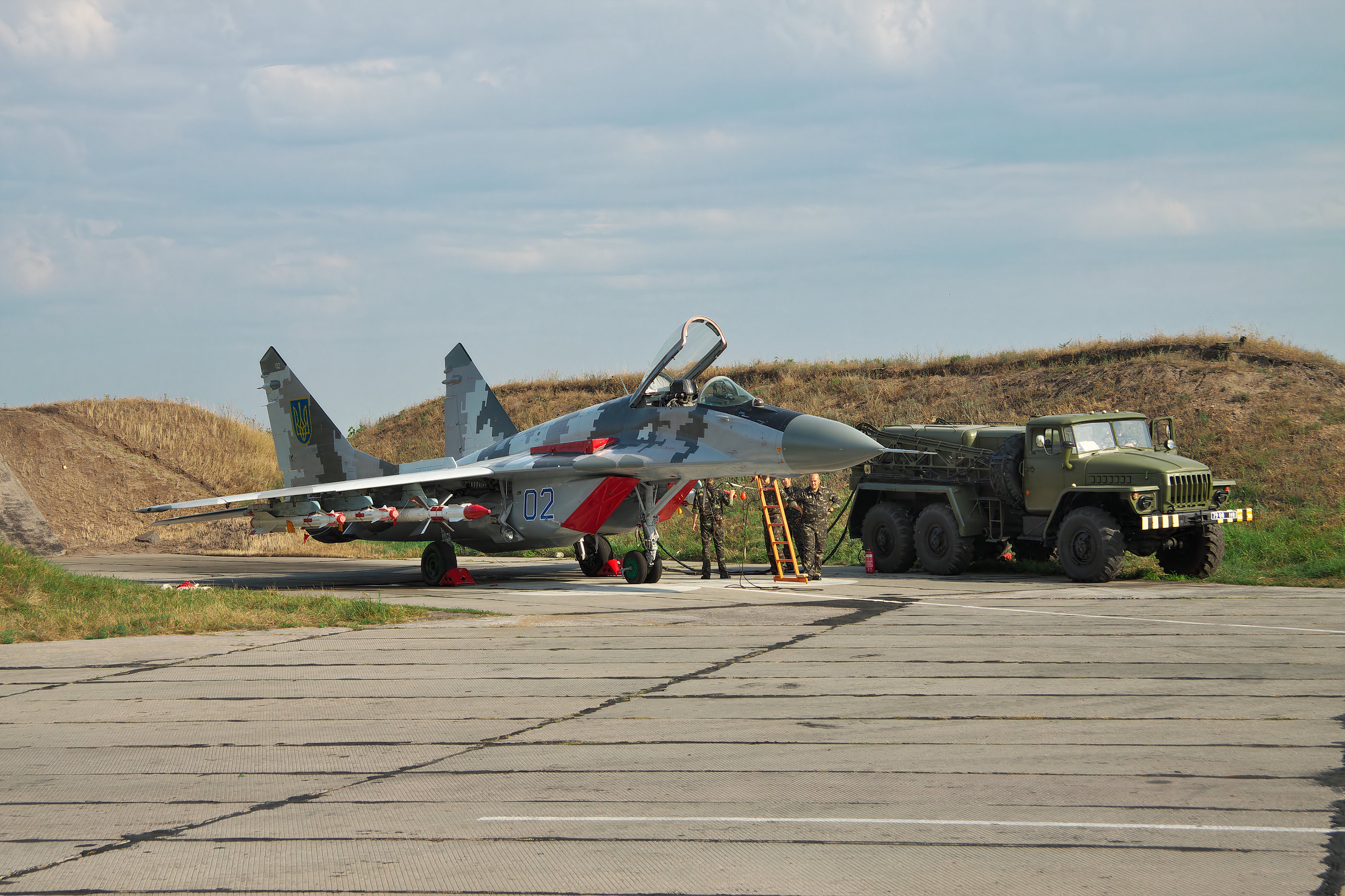 Shutterstock_501303553-烏克蘭Vasilkov- 2012年8月3日:烏克蘭空軍MIG -29戰鬥機正在為訓練飛機準備,並附有其武器