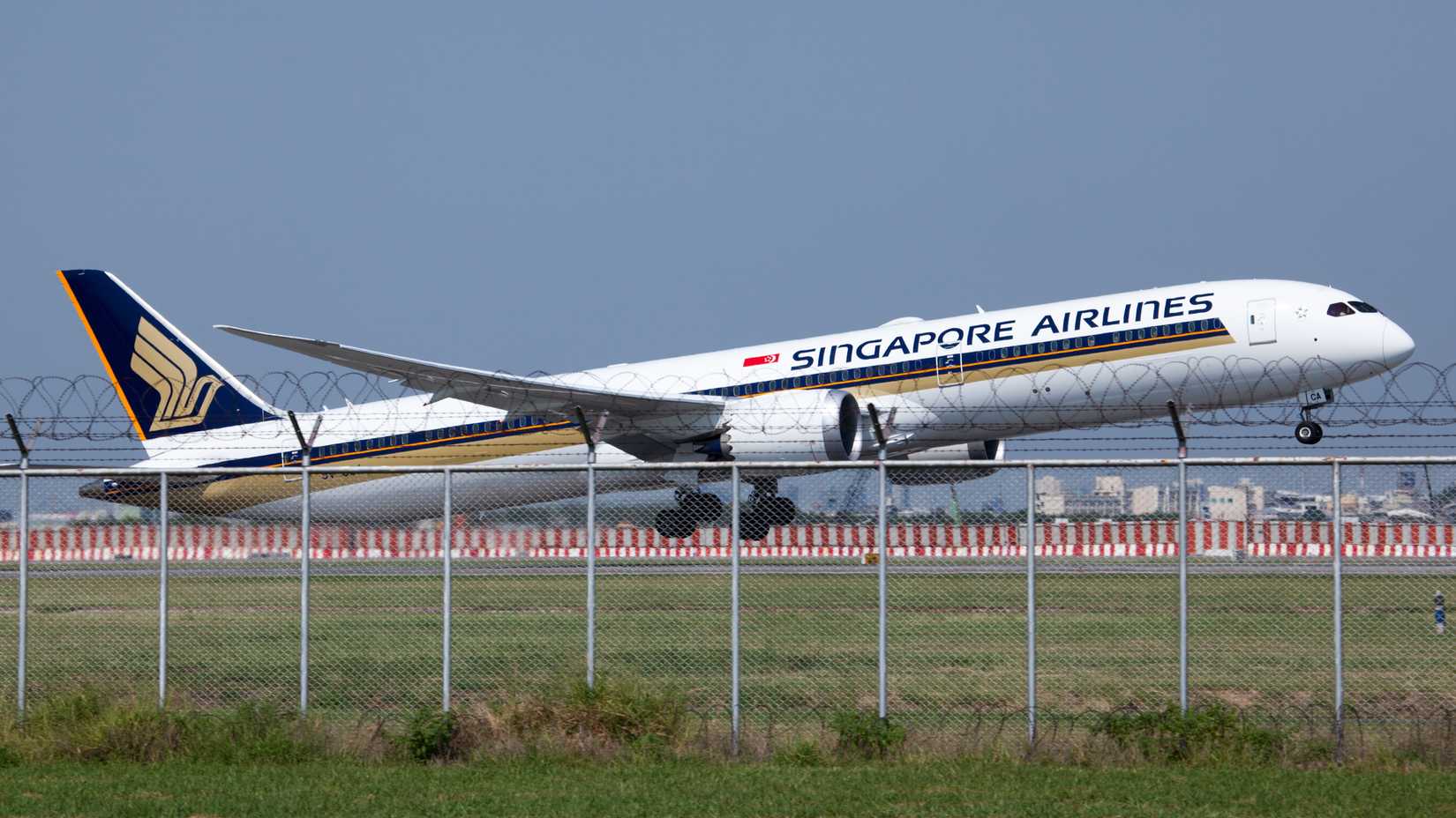 Singapore Airlines Boeing 787-10 departing shutterstock_1067250587