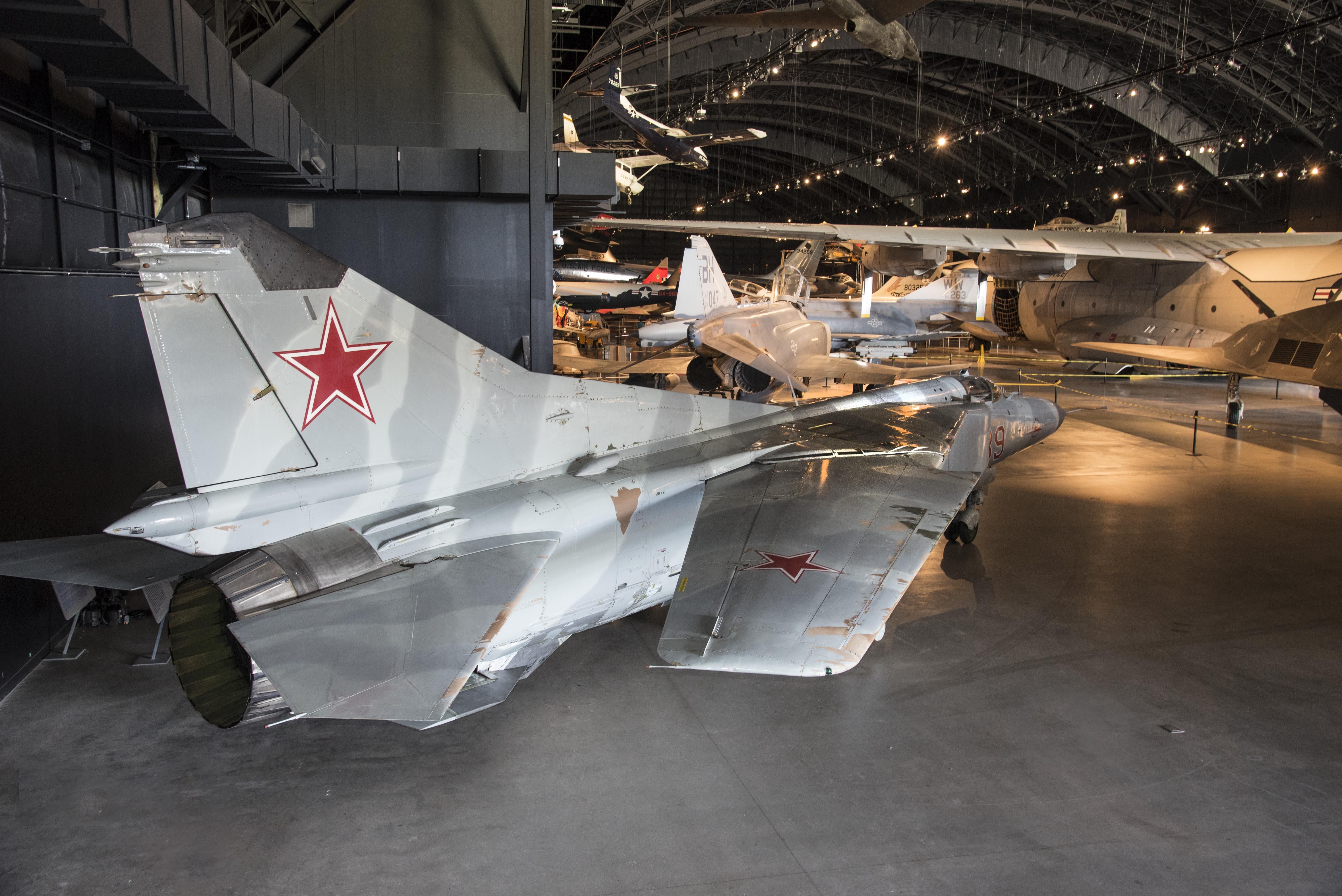 博物館冷戰畫廊中展出的米高揚-古列維奇 MiG-23MS“Flogger-E”