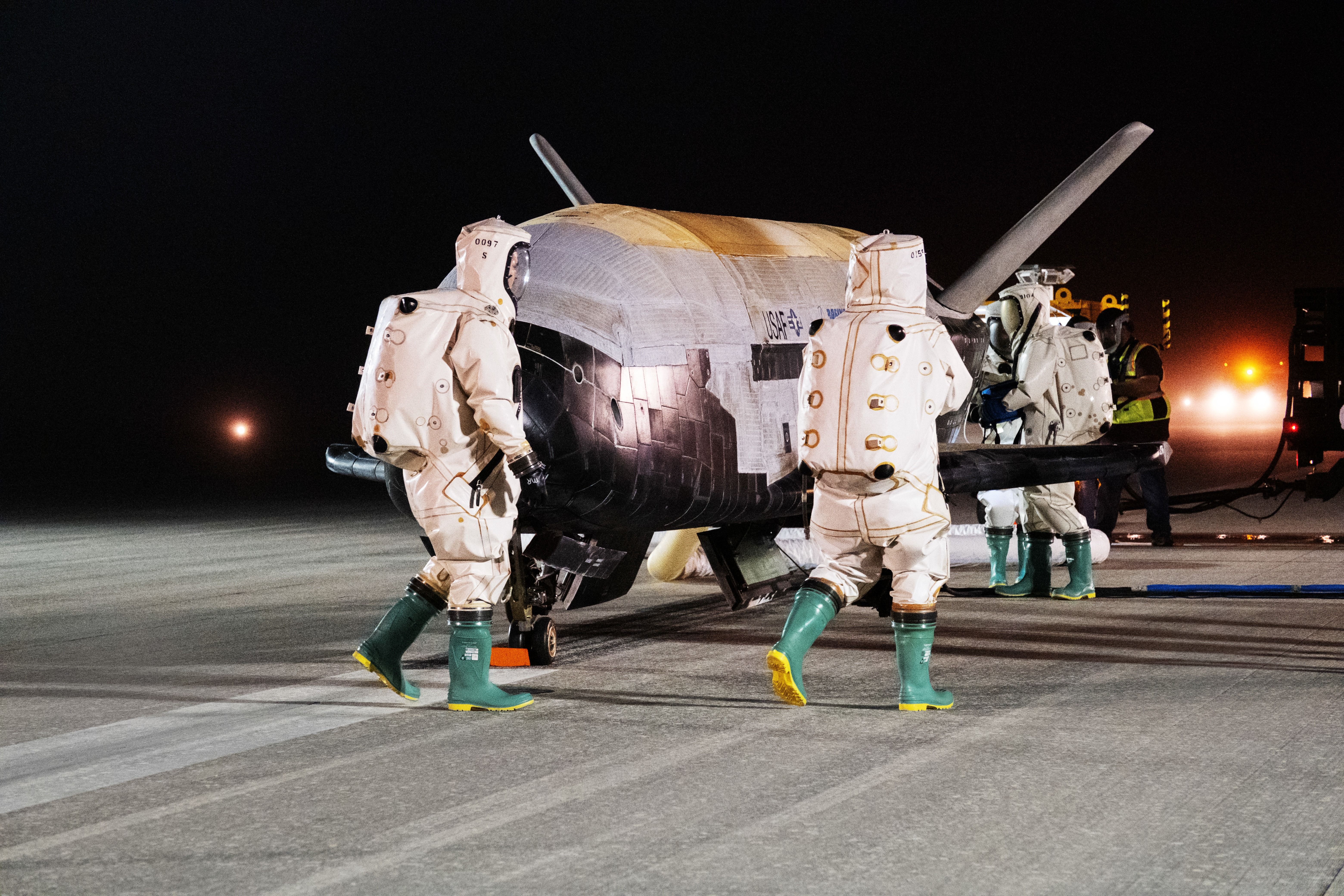 221111-F-XX000-0001 - 技術人員聚集在降落的 X-37 太空飛機周圍