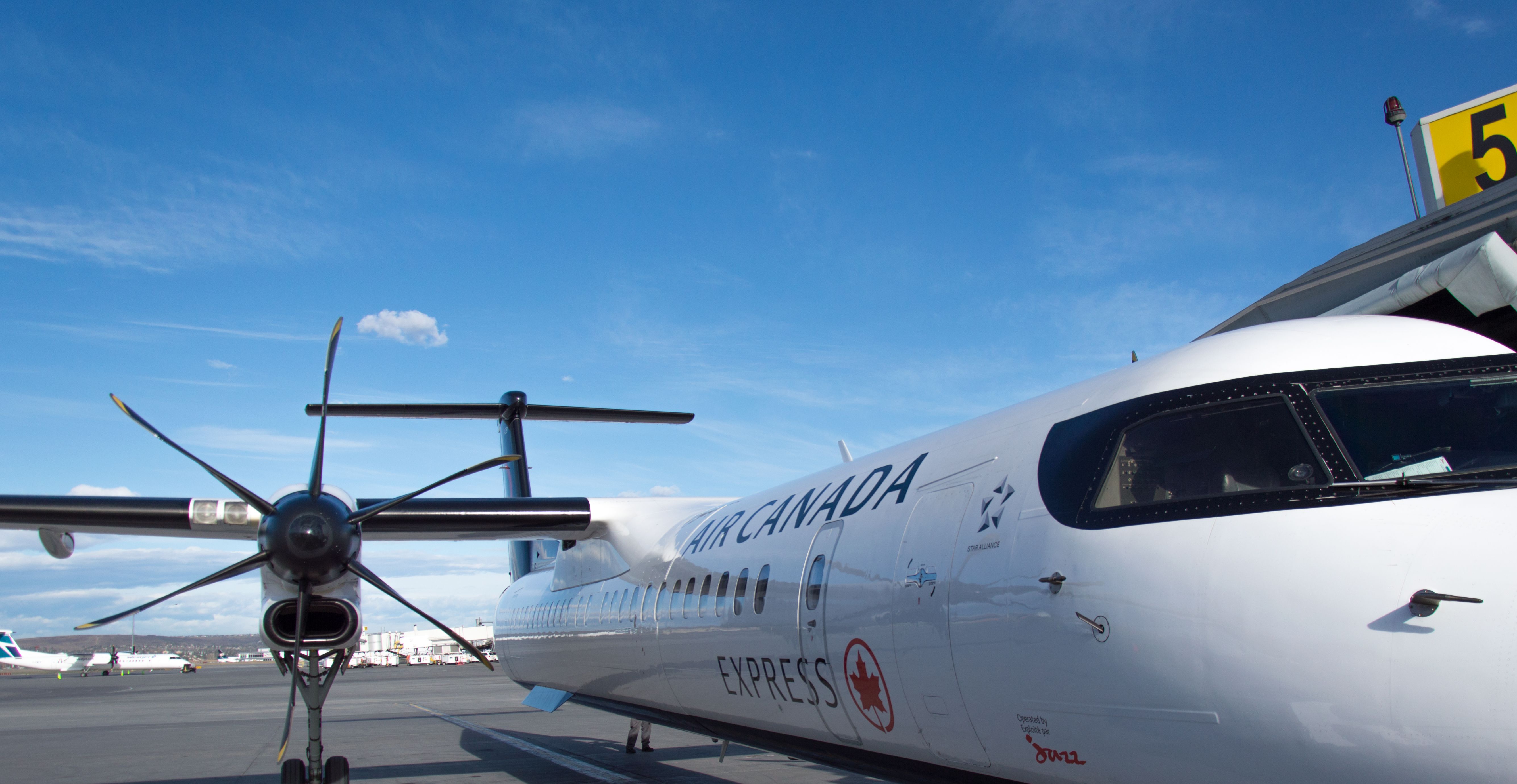 Air Canada Express DHC Dash 8 Q400 shutterstock_1734631184