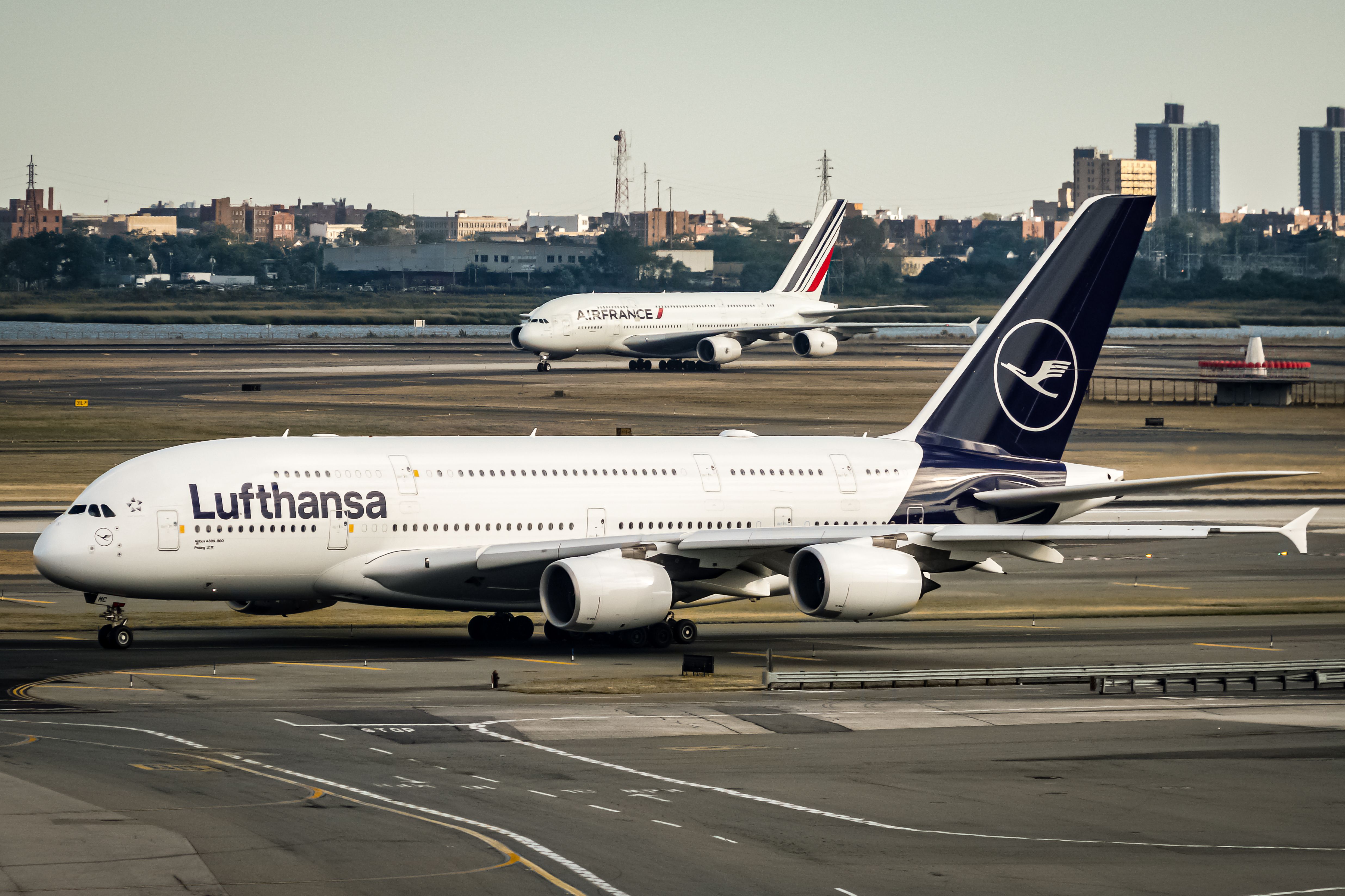 法國和漢莎航空空中客車A380S在紐約約翰·肯尼迪國際機場JFK Shutterstock_1521655091