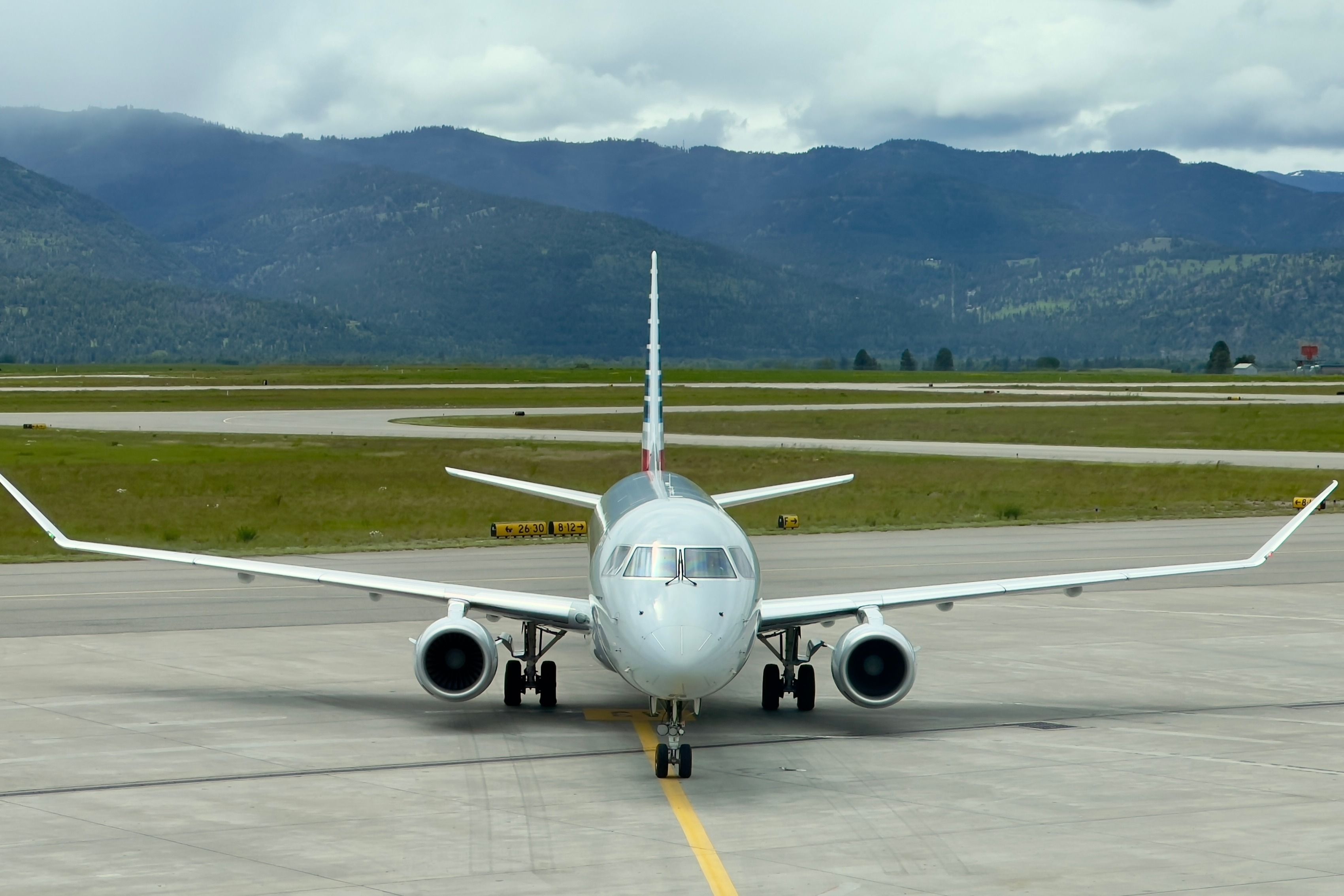 American Eagle Embraer E175 taxiing shutterstock_2188658025