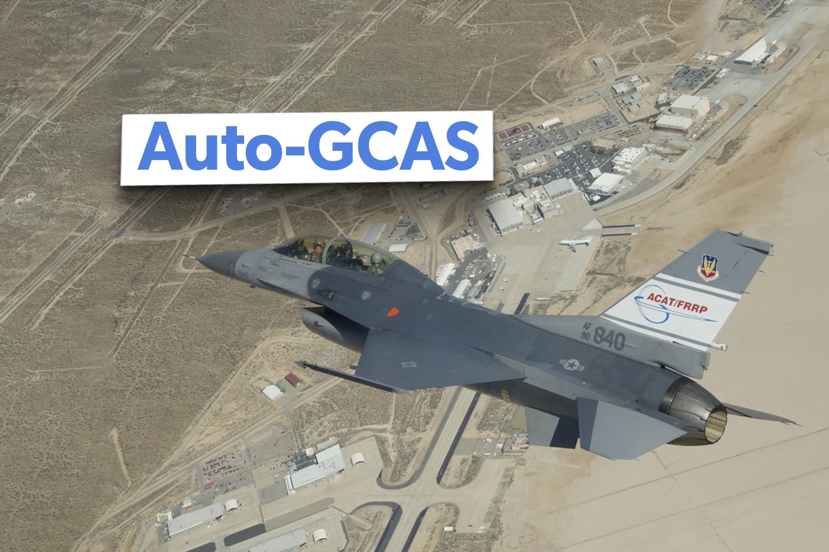 美國空軍的 F-16D 自動防撞技術 (ACAT) 飛機在 NASA 德萊頓飛行研究中心上空傾斜