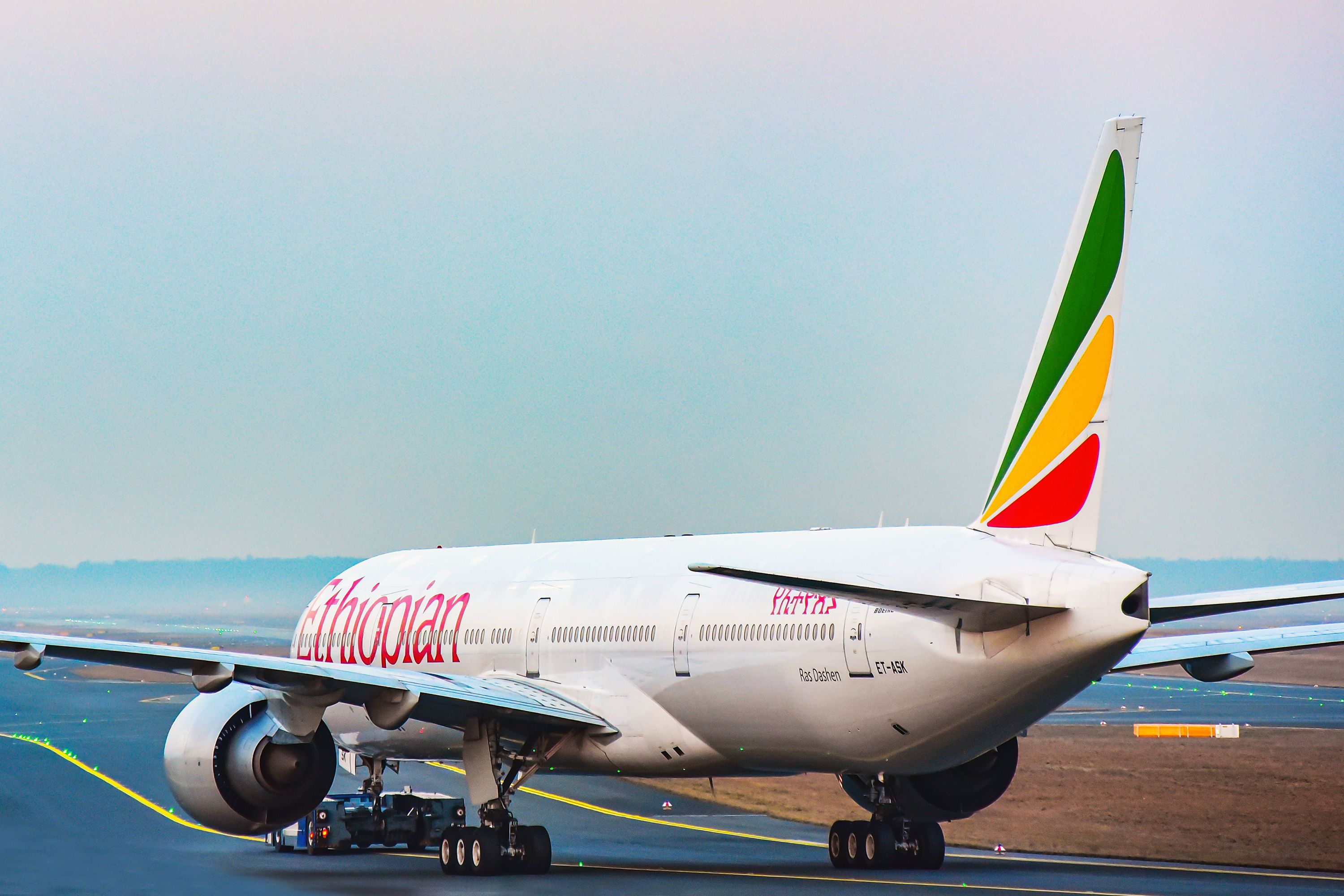埃塞俄比亞航空波音 777-300ER 在法蘭克福機場 (FRA) 跑道上的shutterstock_1533236225