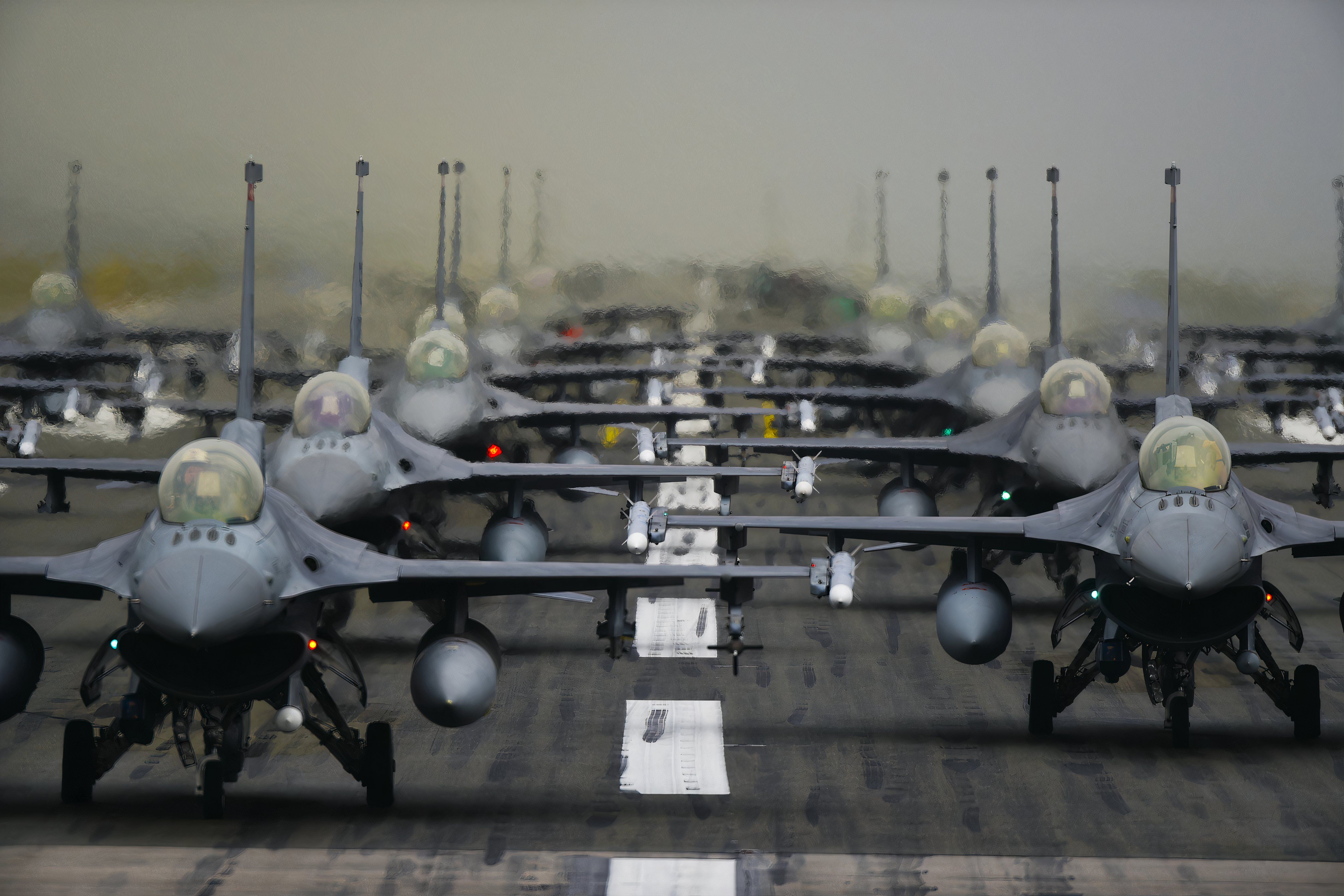跑道上有許多 F-16