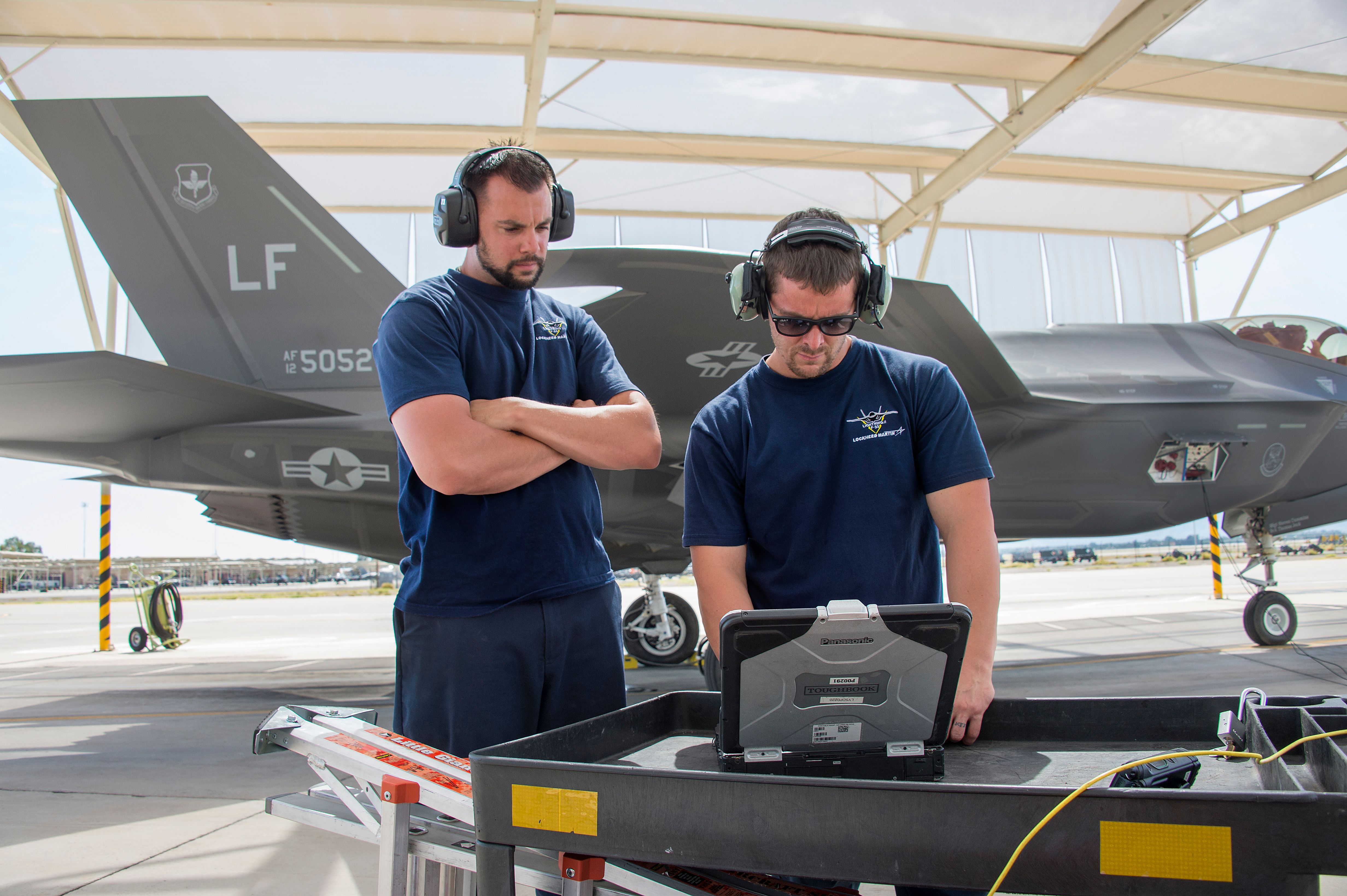 FP151557-0400_PR - 美國空軍技術人員使用 F-35 ALIS 與盧克空軍基地 F-35A