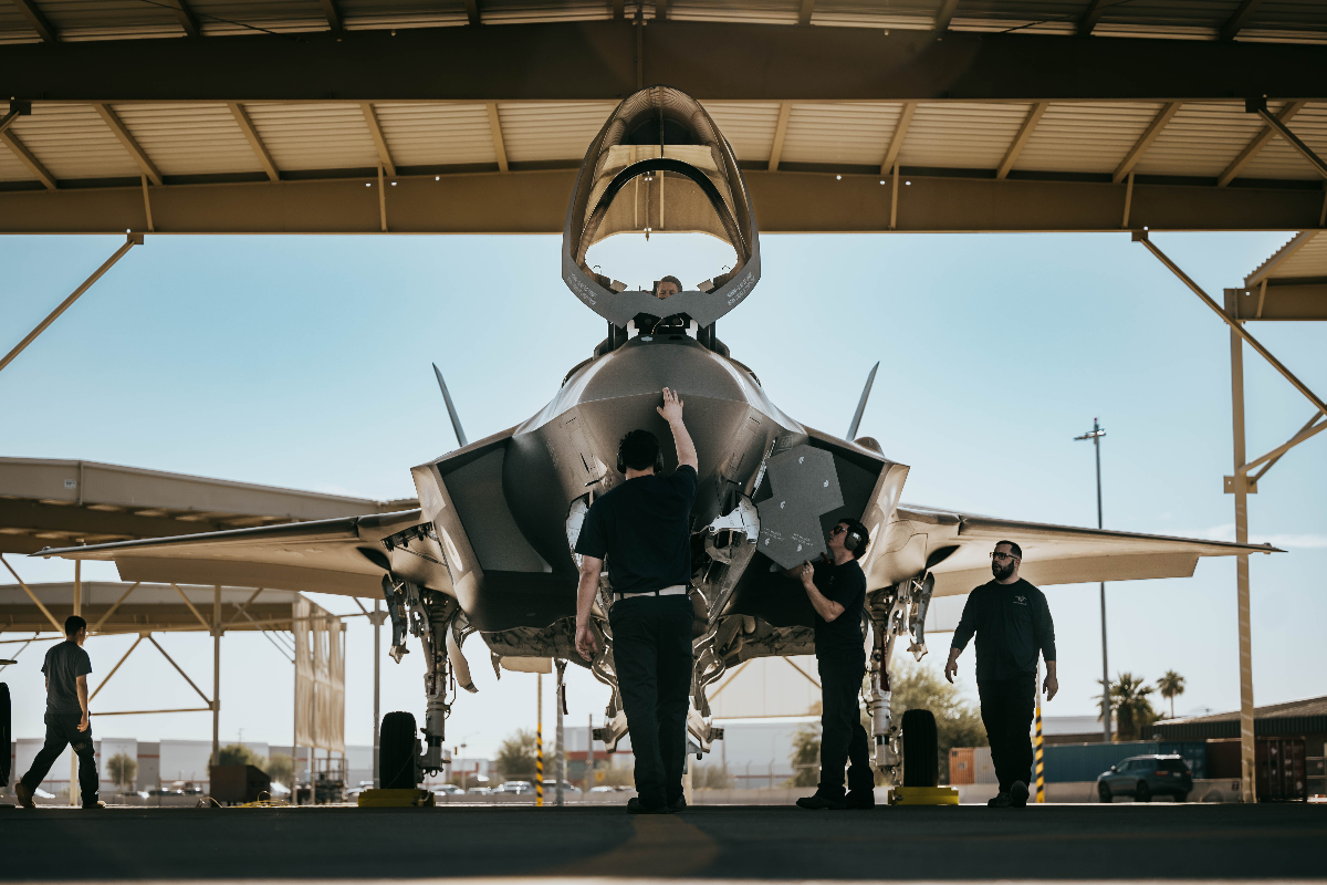 在第一架比利時空軍 F-35A 閃電 II 抵達盧克空軍基地後，洛克希德馬丁公司機組人員負責飛行後操作，